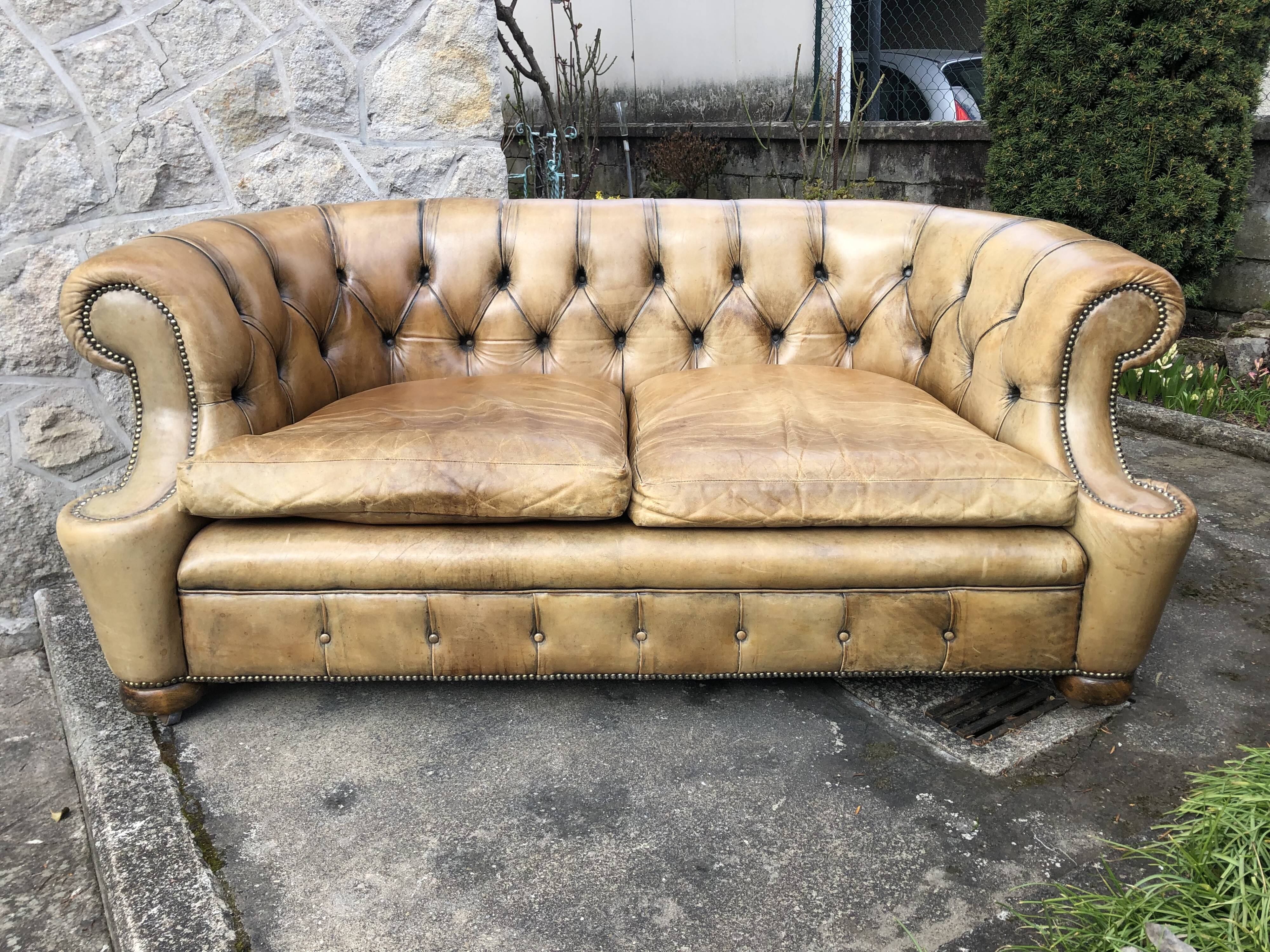2-seater Chesterfield sofa in tan leather