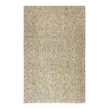 Tapis en laine turc vintage noué à la main. Tapis beige pour des intérieurs de ferme confortables.