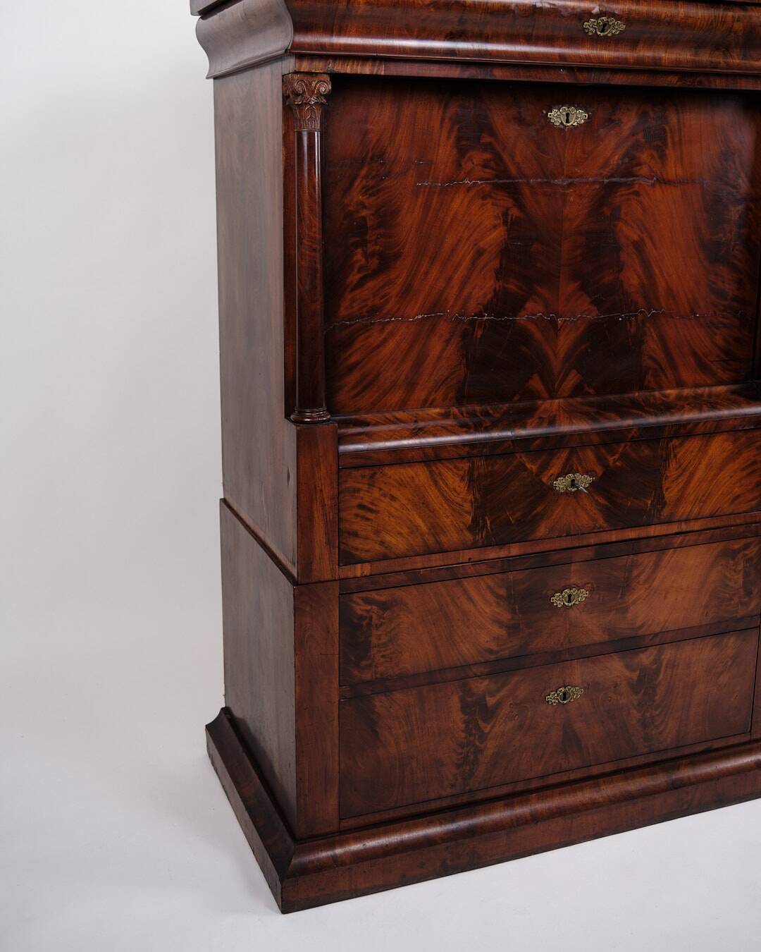 Secretary - Hand polished mahogany - Flame structure - 4 drawers - Year 1840s
