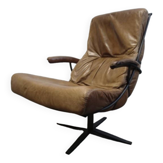 Fauteuil pivotant industriel en cuir cognac