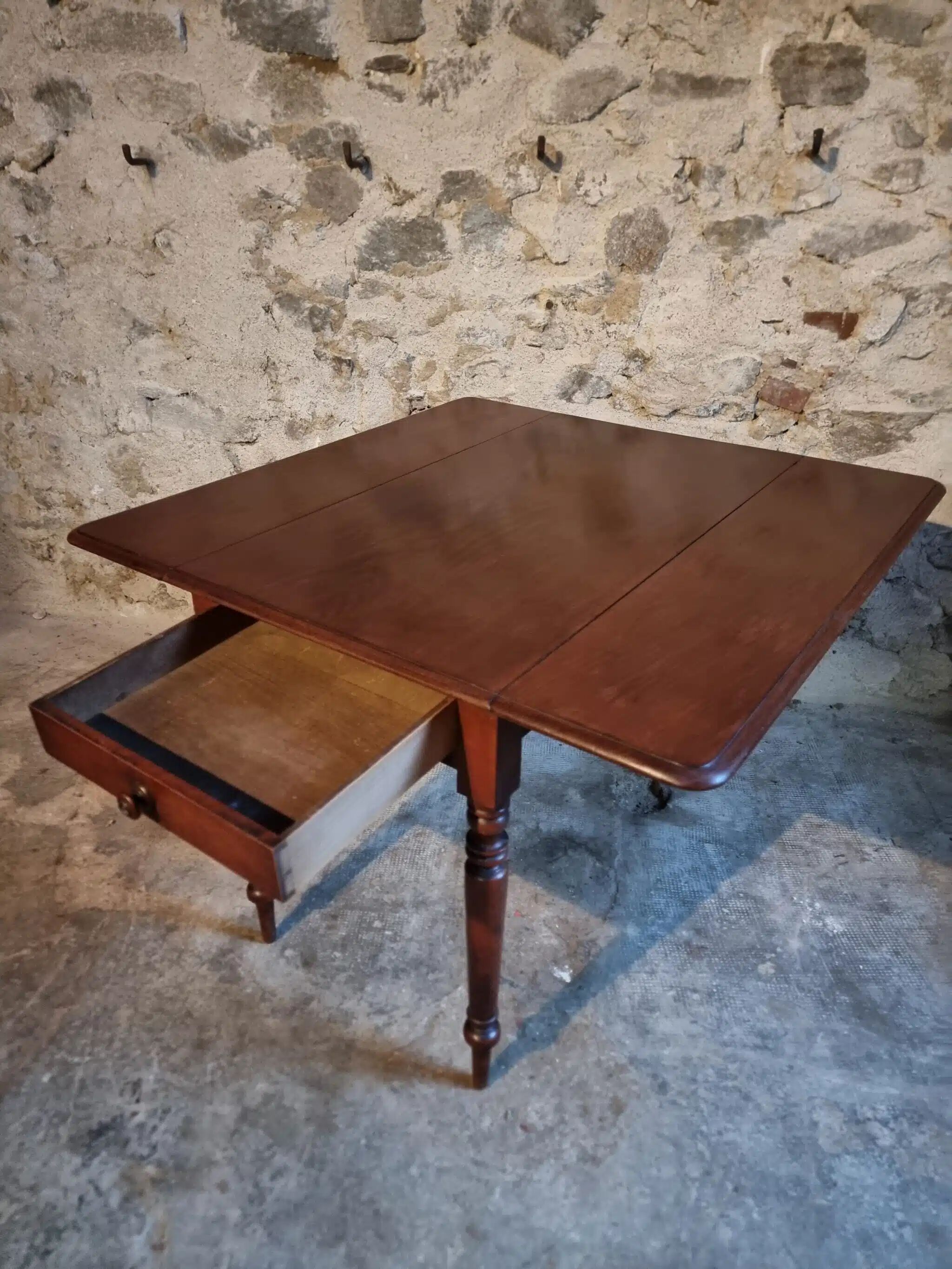 Antique English drop-leaf table in mahogany, late 19th century.