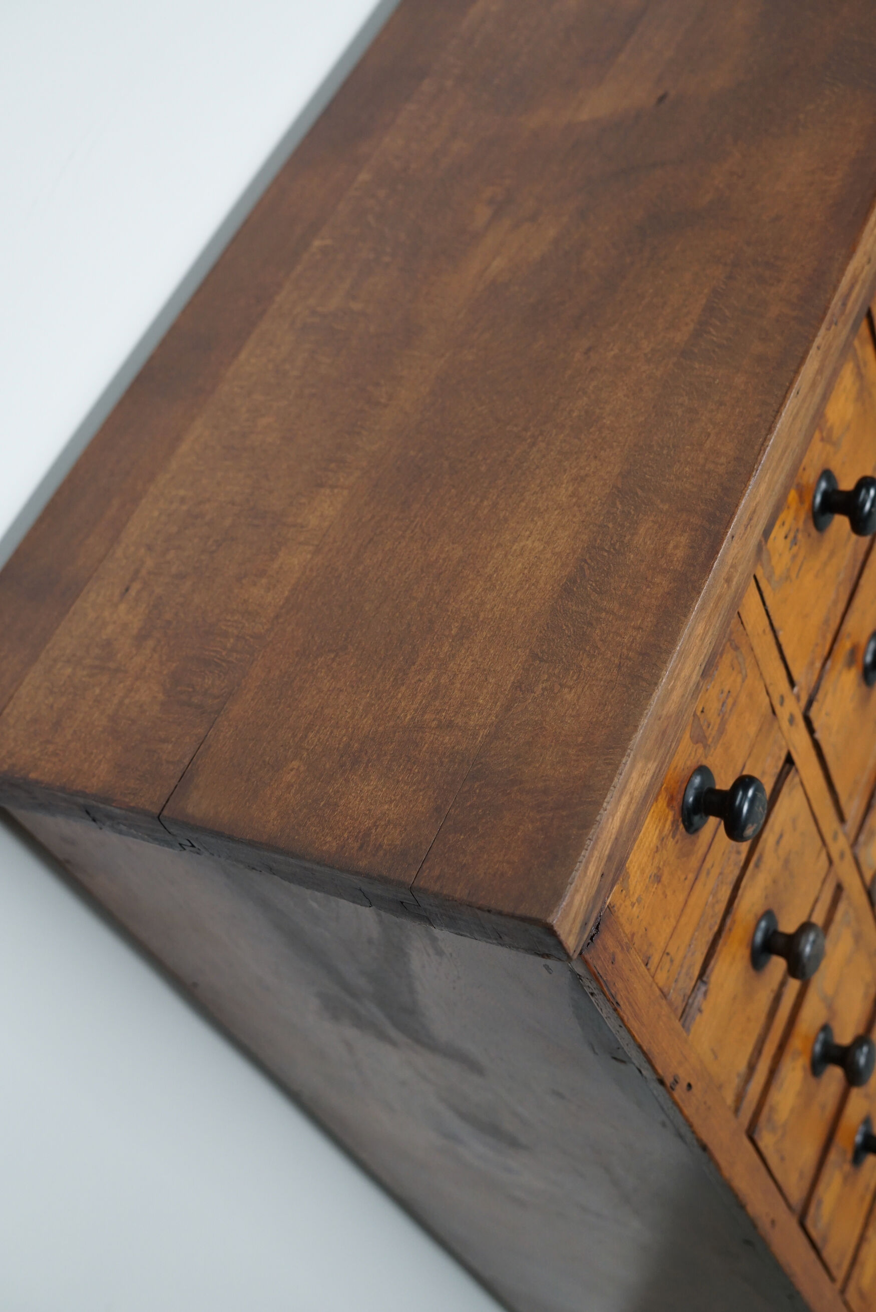 Cabinet d’atelier en pin vers 1930