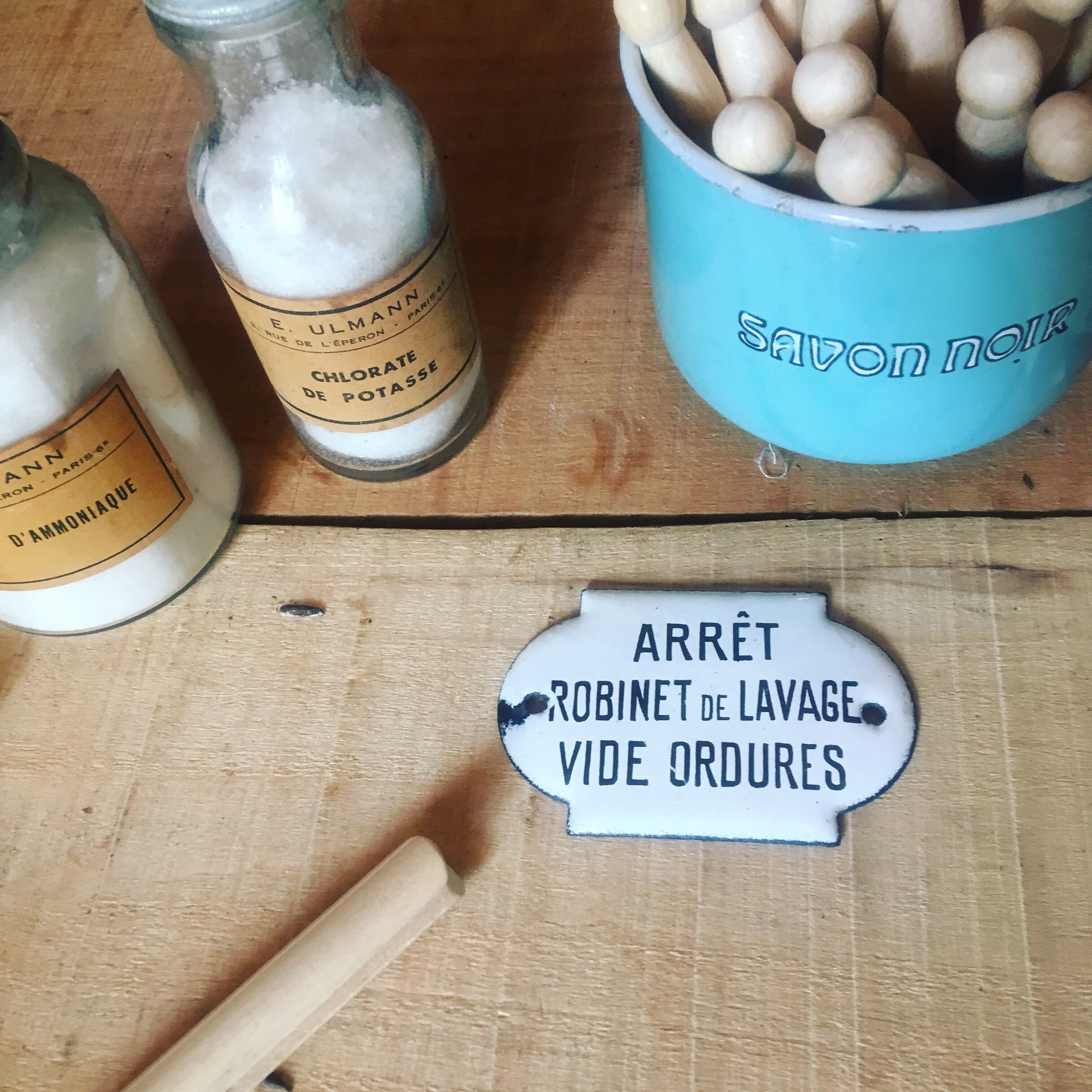 Old bulging enamel plate arrêt robinet de lavage- vide ordures"