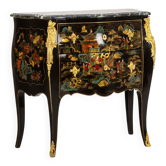 Commode sauteuse de style Louis XV en laque. Années 1950.