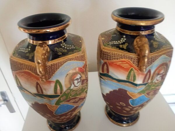 Paire de vases balustre en porcelaine émaillée dorée et peinte, Satsuma Japon