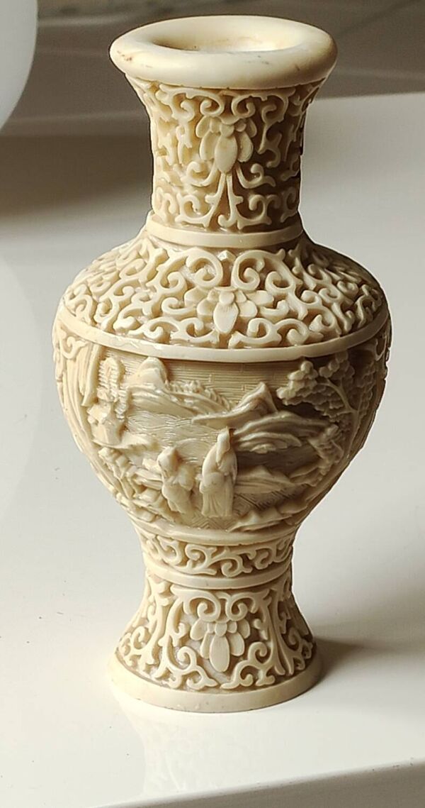 Vase balustre chinois en laque de cinabre beige