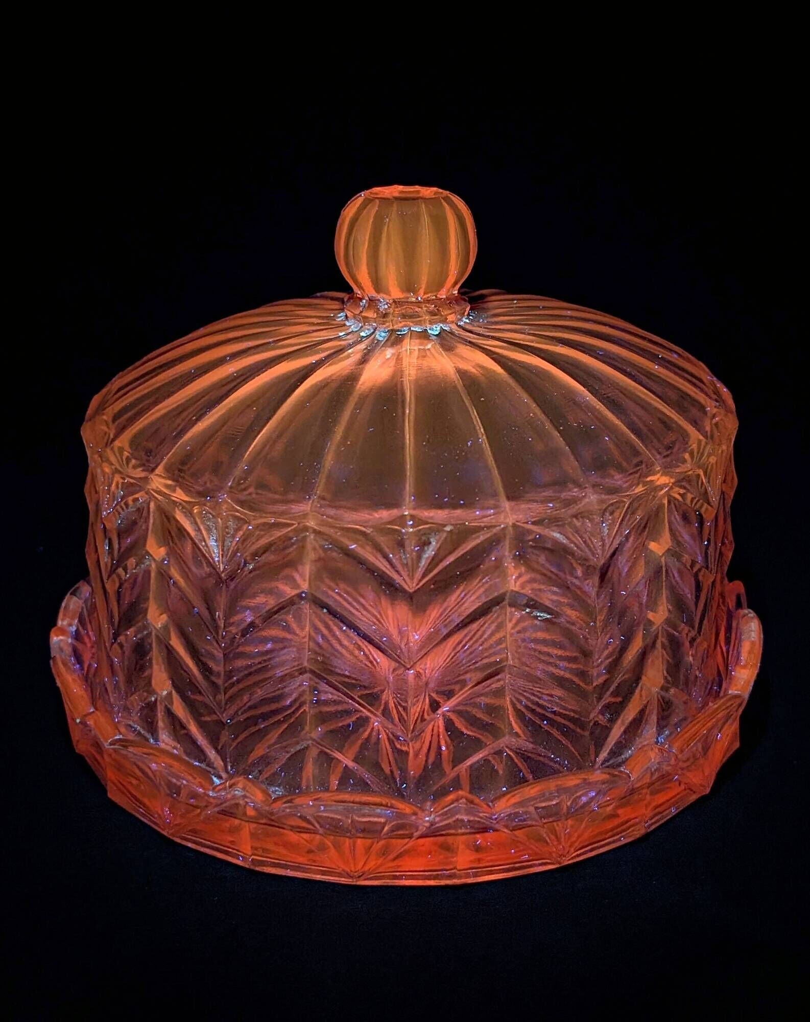 Small Art Deco Cake Dome in Rosaline (Depression Glass) 1930