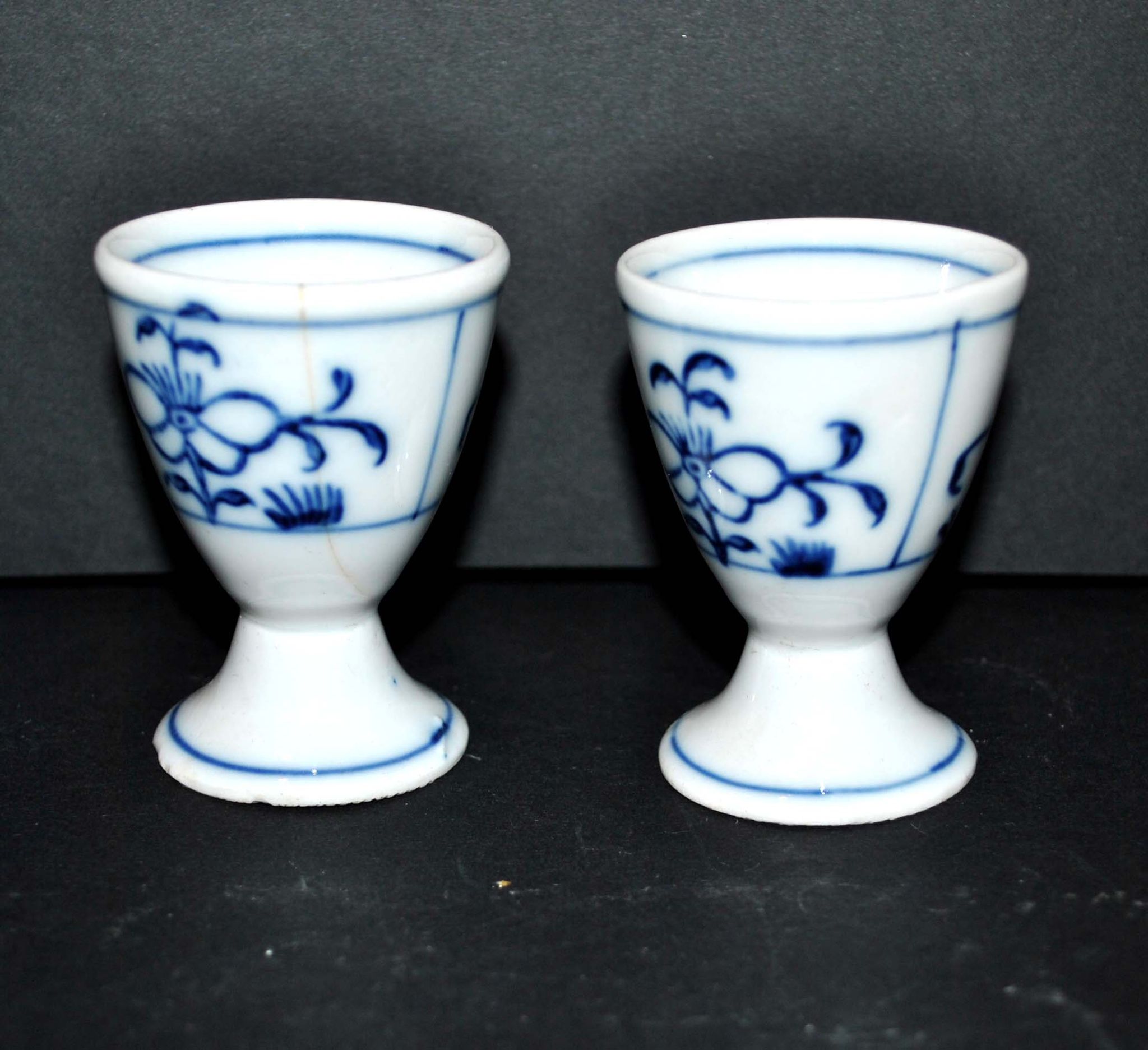 Set of 2 vintage coquetiers in white porcelain Copenhagen style