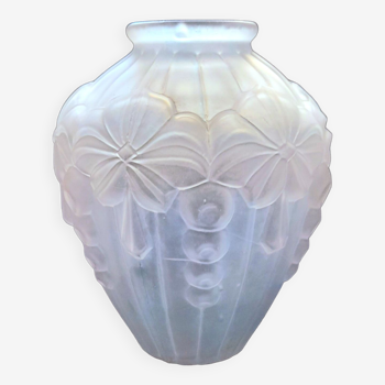 Vase in frosted glass