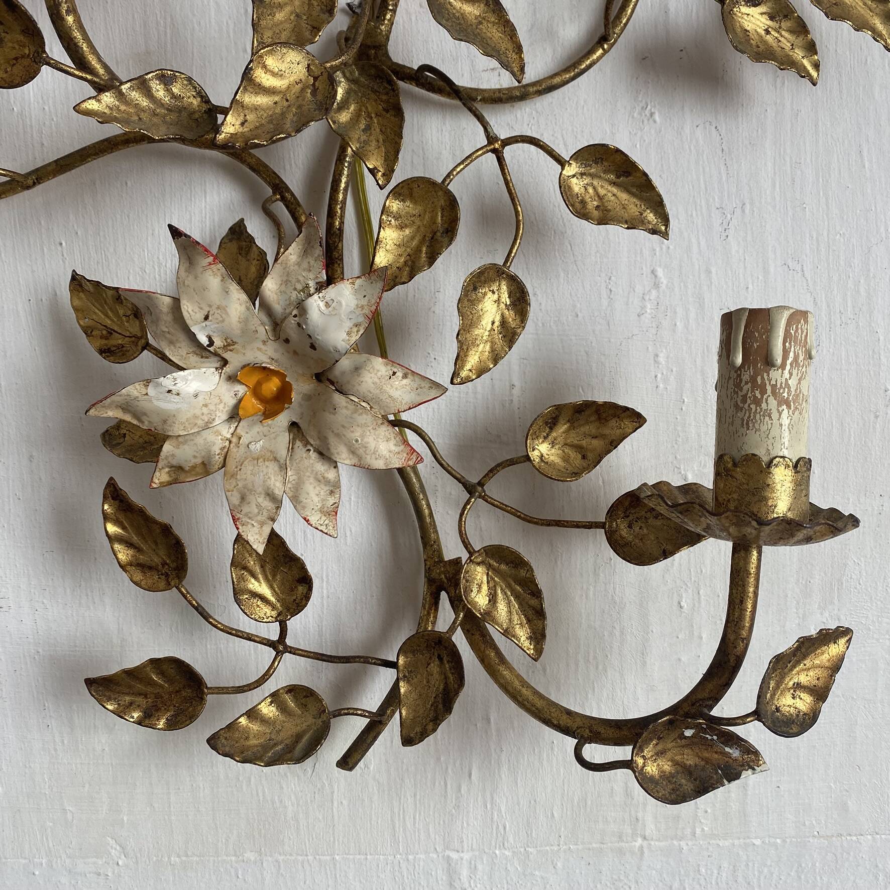 Grande applique fleurs et feuillage en métal doré années 50-60
