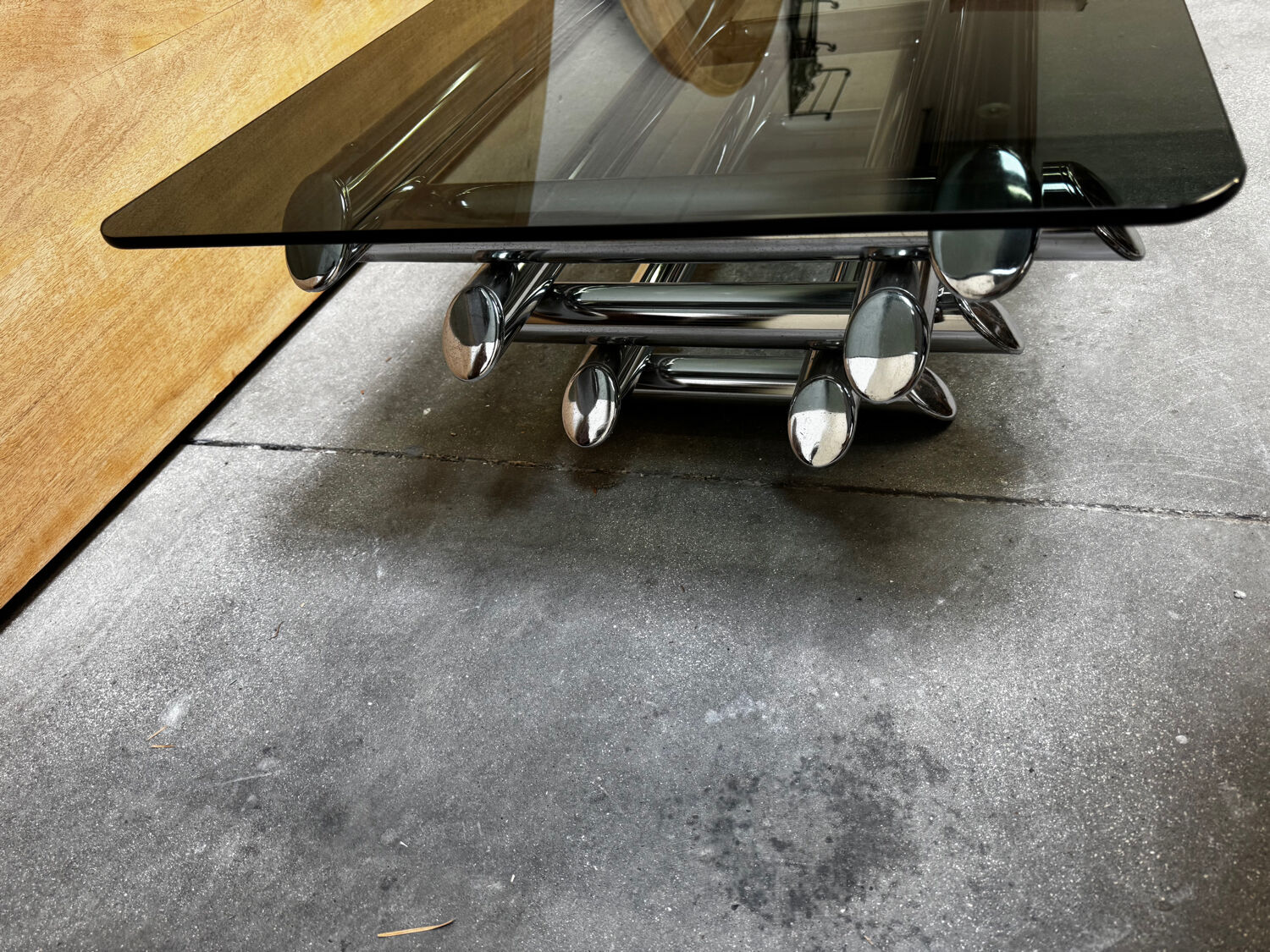 Table basse en verre fumé tubes métal chromé dans le goût Willy Rizzo