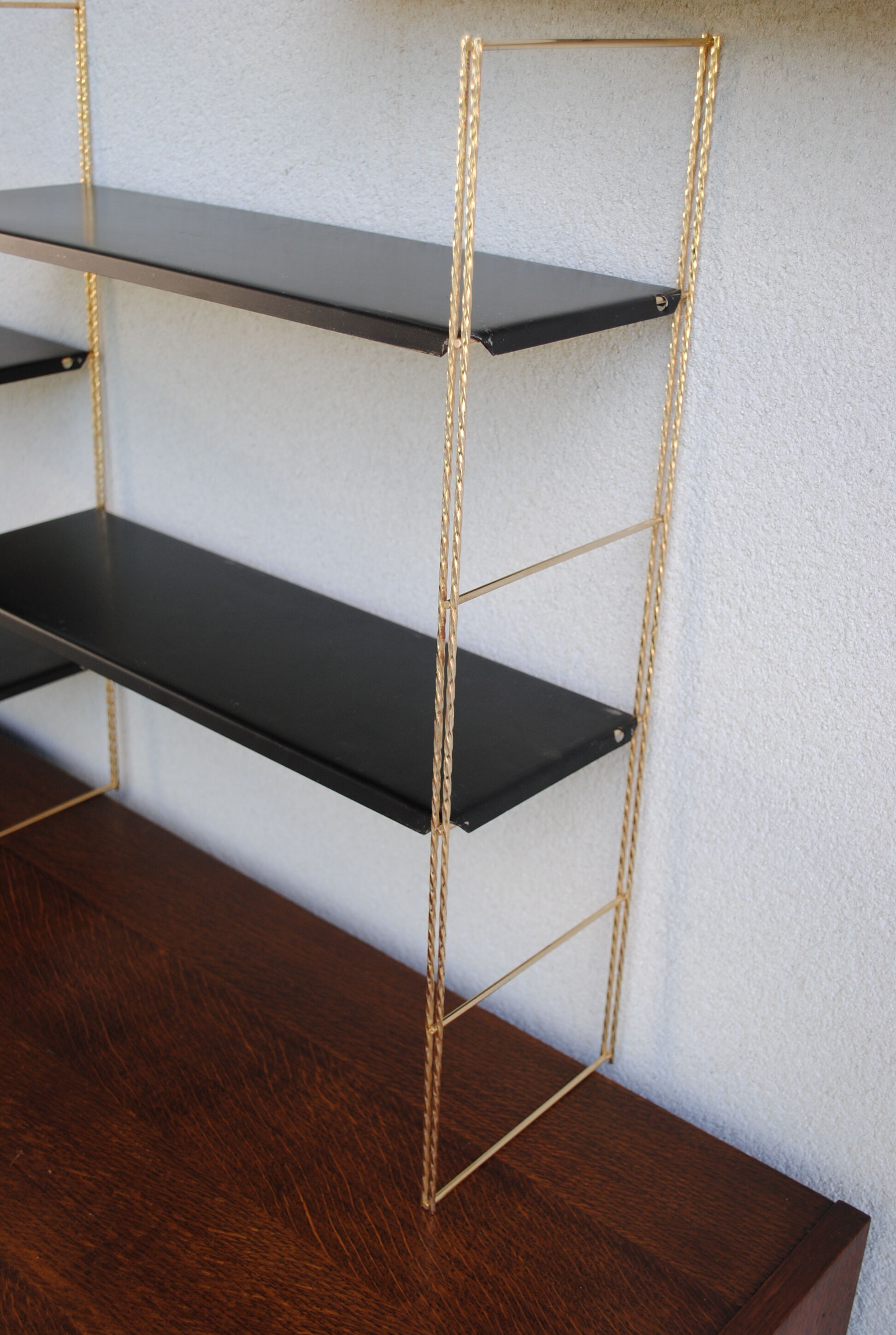Shelf wall metal string