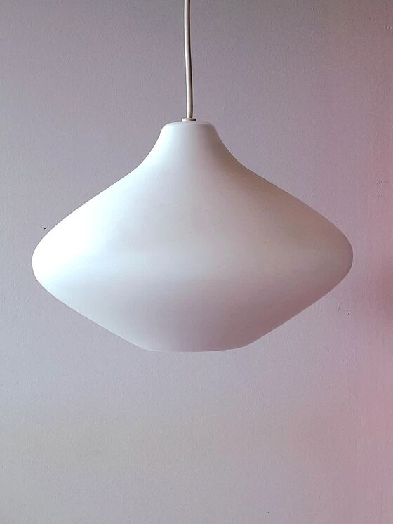 Suspension scandinave oignon en verre opalin 1950