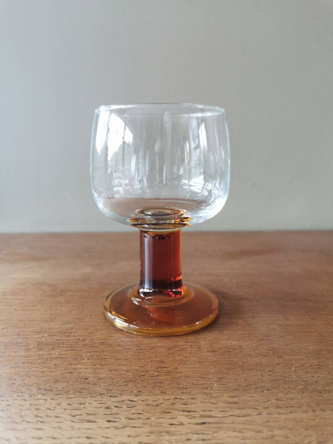 Set of 6 vintage stemmed glasses, amber base