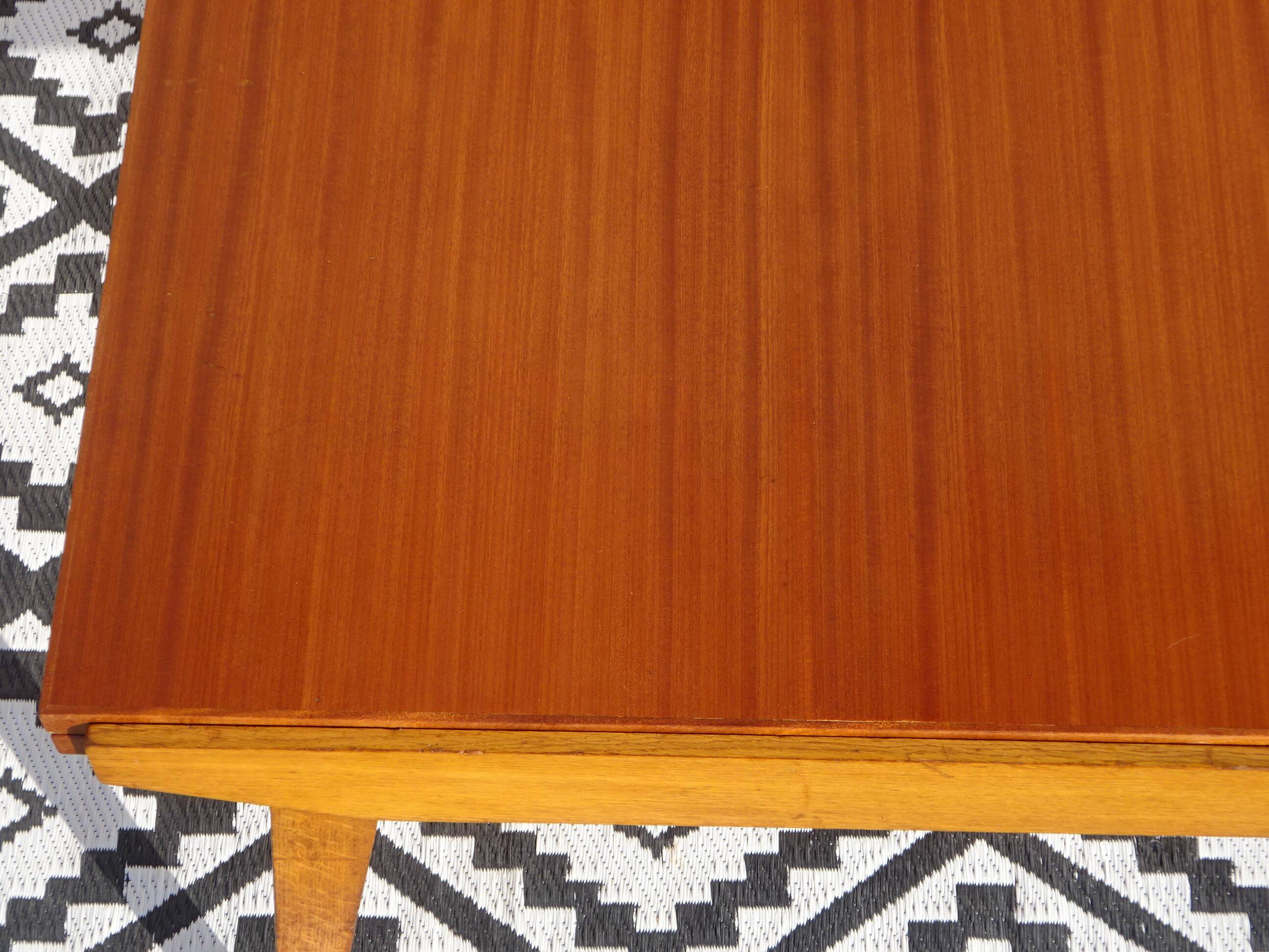 Extendable table, compass legs