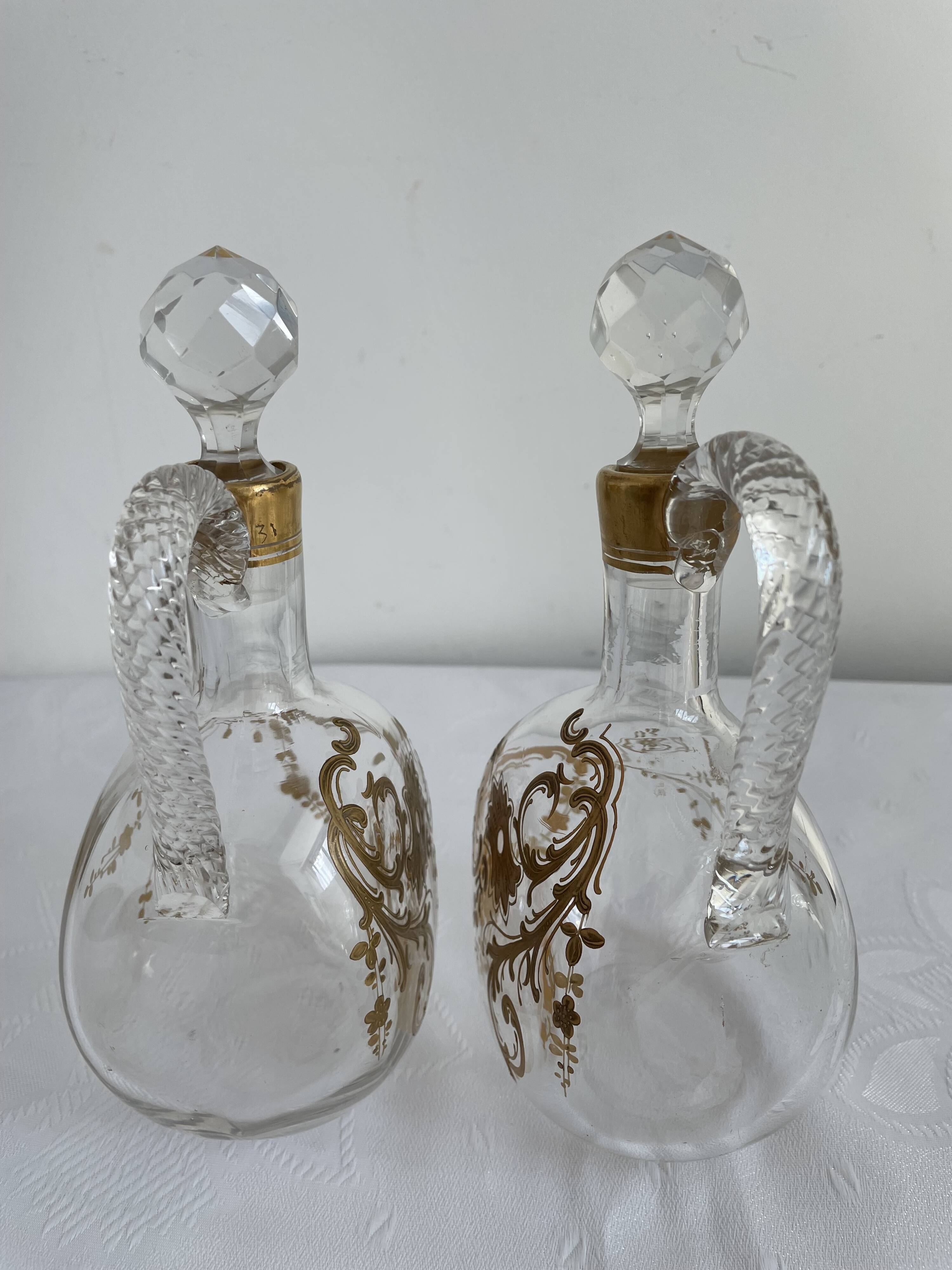 Paire de carafes Cristallerie Baccarat cristal blanc peint à l'or fin, Art Nouveau, 1900