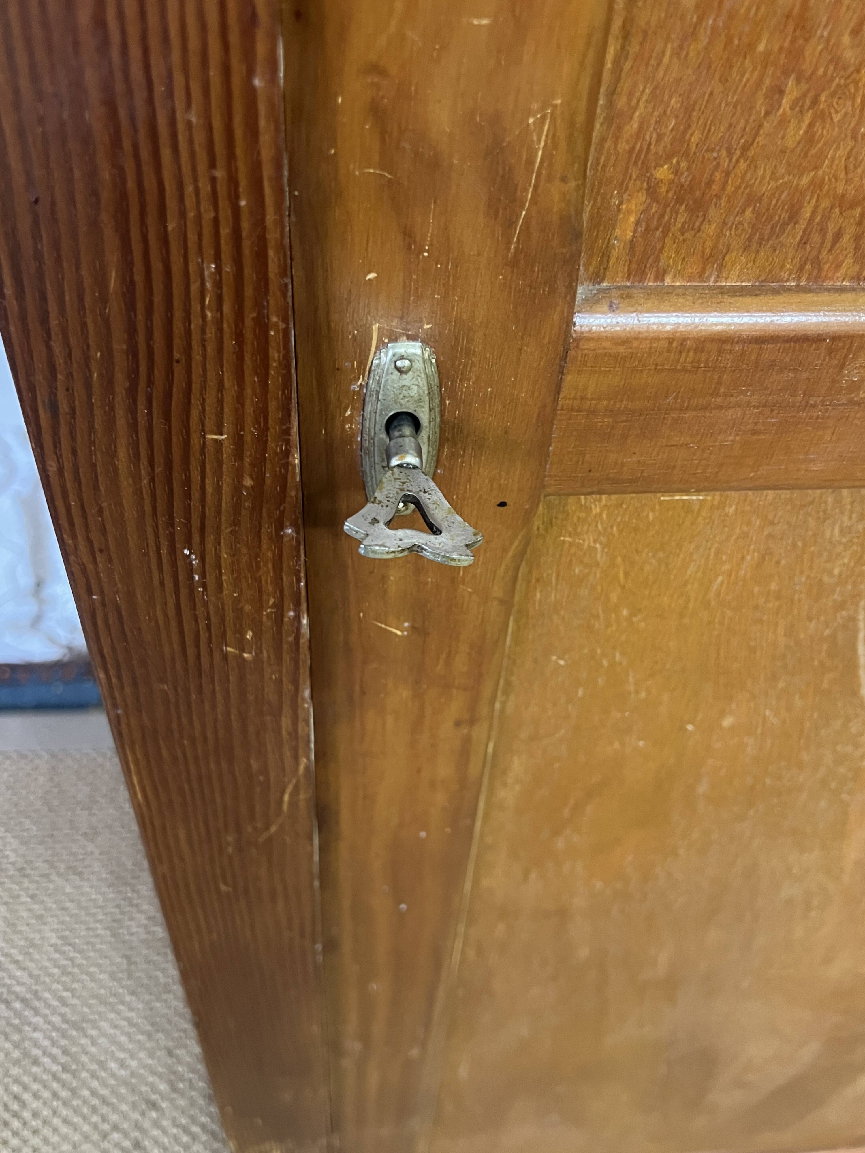 Armoire parisienne en bois vintage