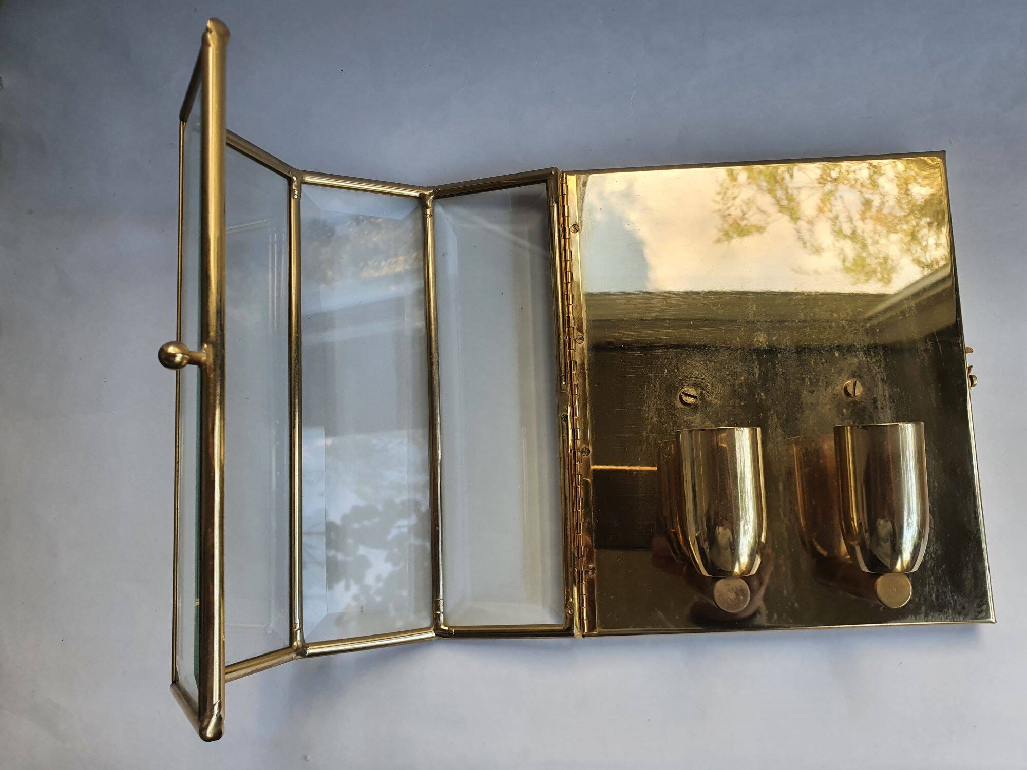 Pair of wall sconces in gold-plated brass with bevelled glass, Italian.