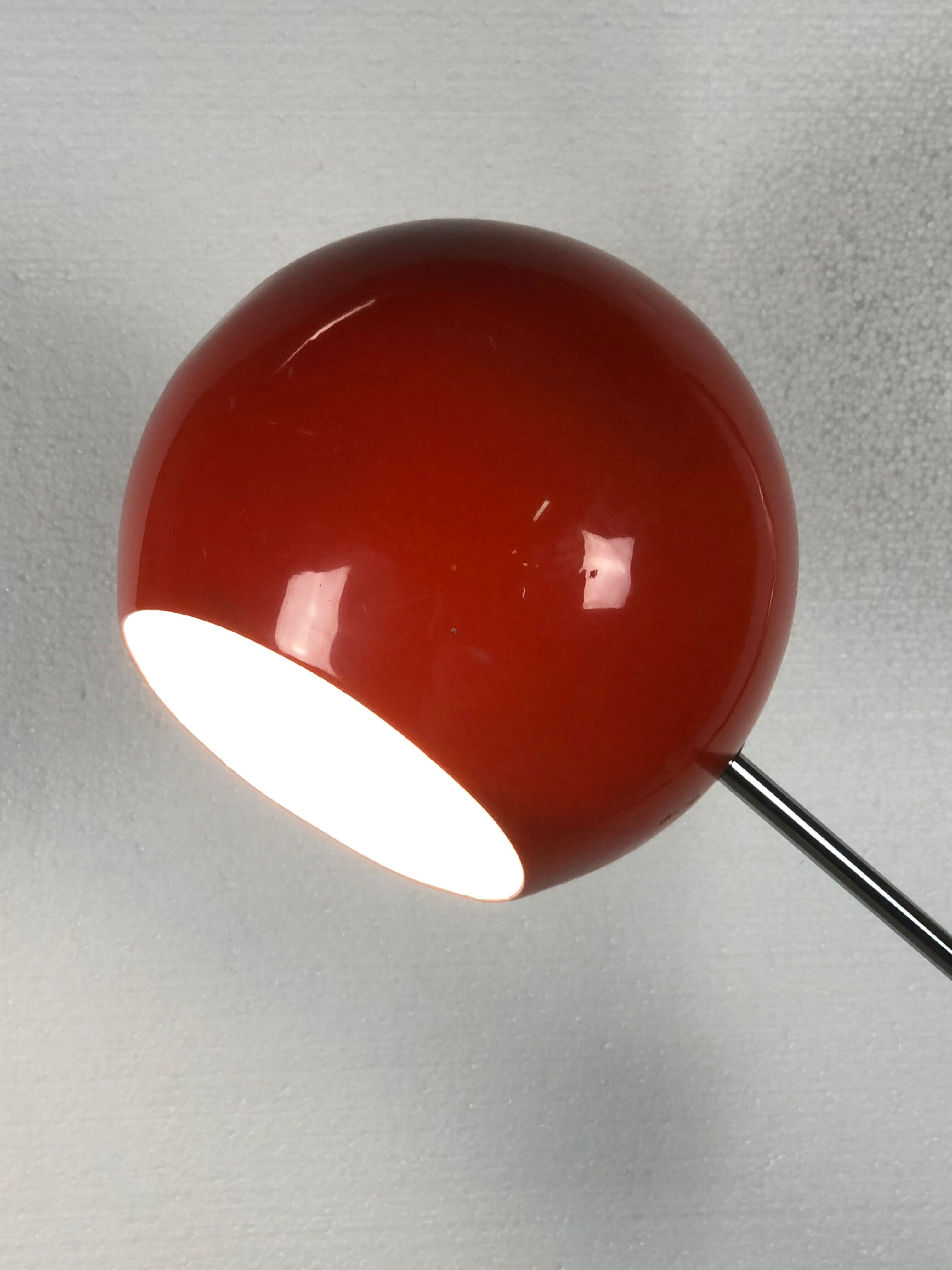 Lampe sur pied articulée italie en métal laqué orange et chromé