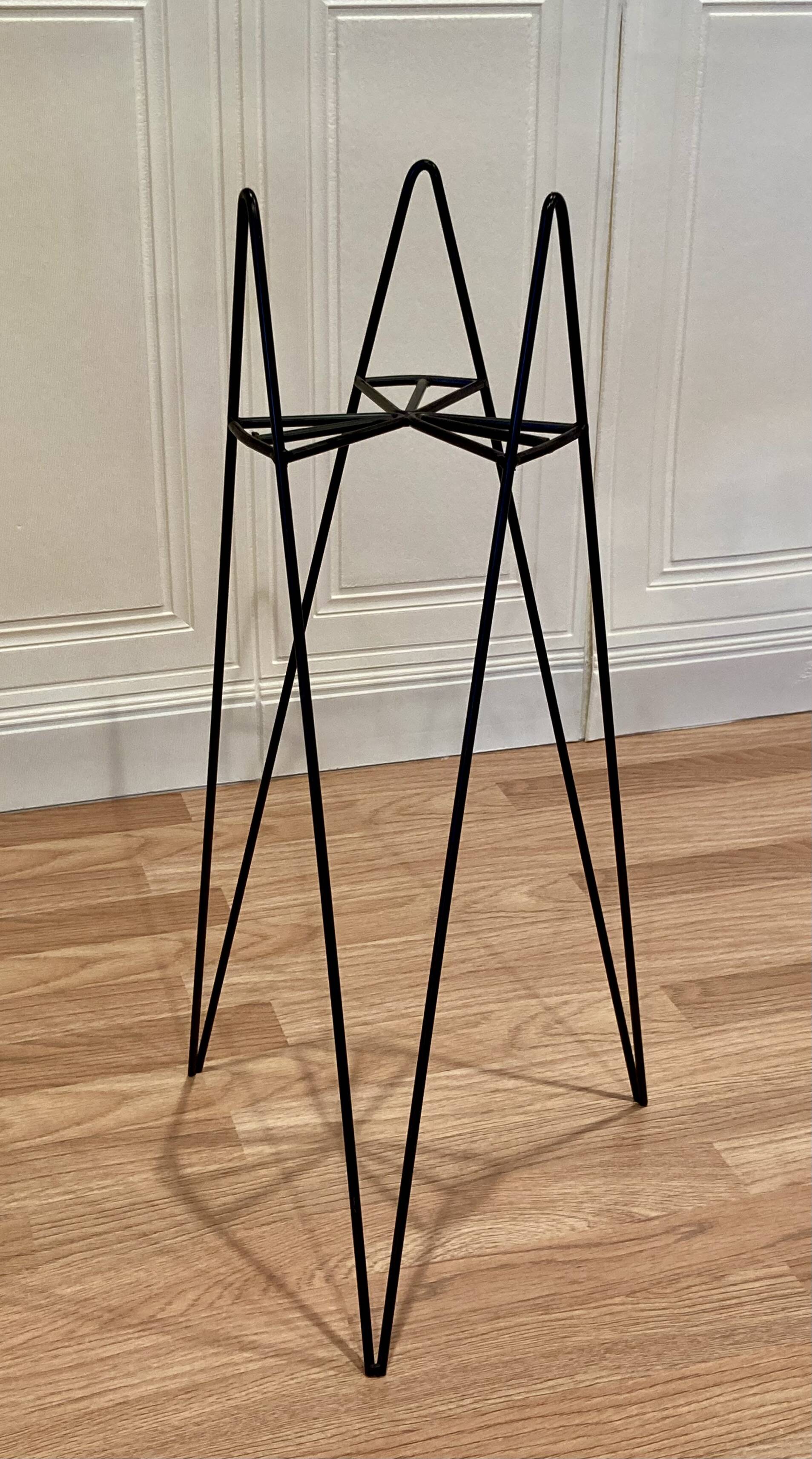 Pair of 1950s design side tables or nesting tables.