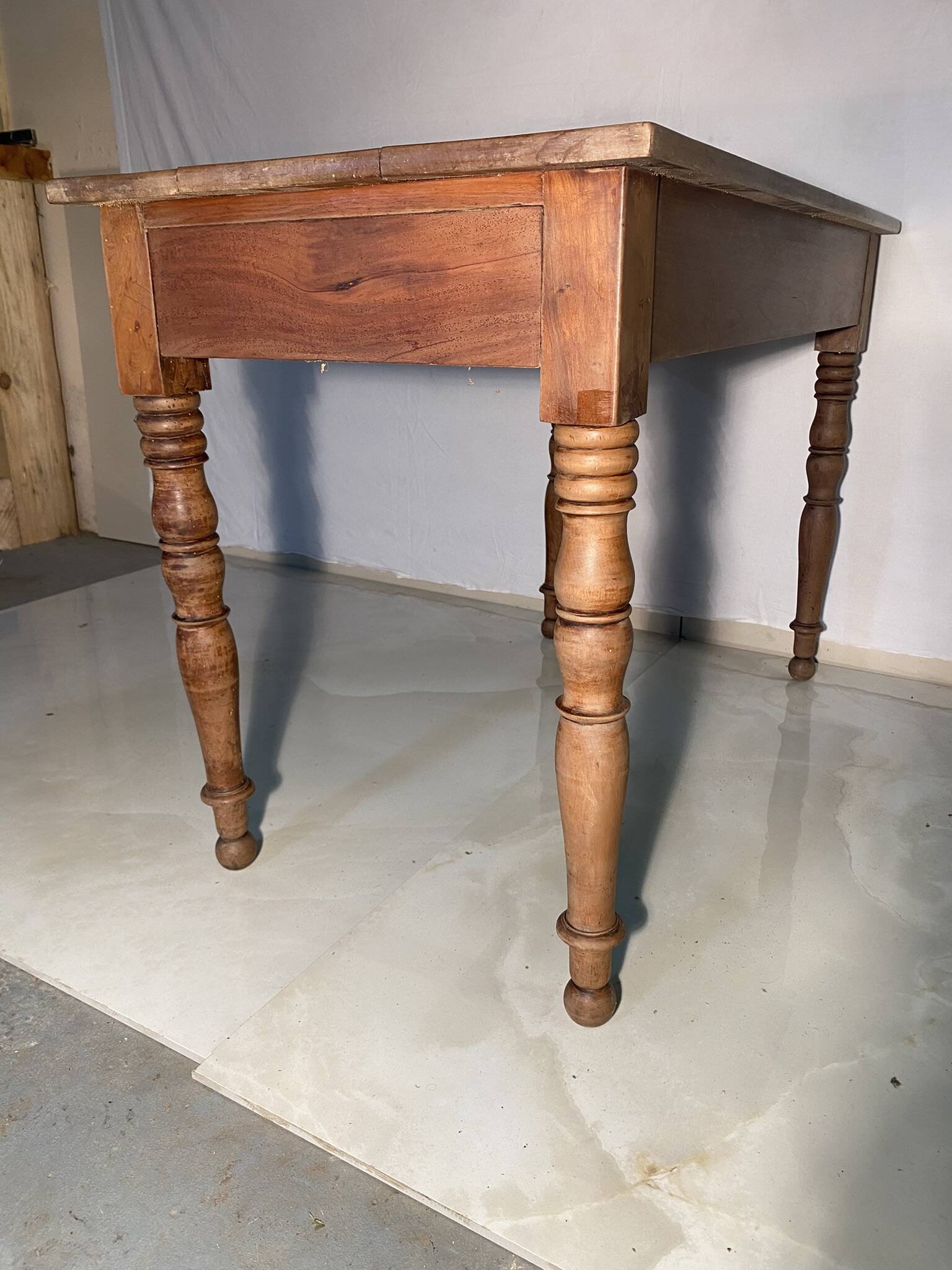 Vintage solid wood desk table - Elegant turned legs