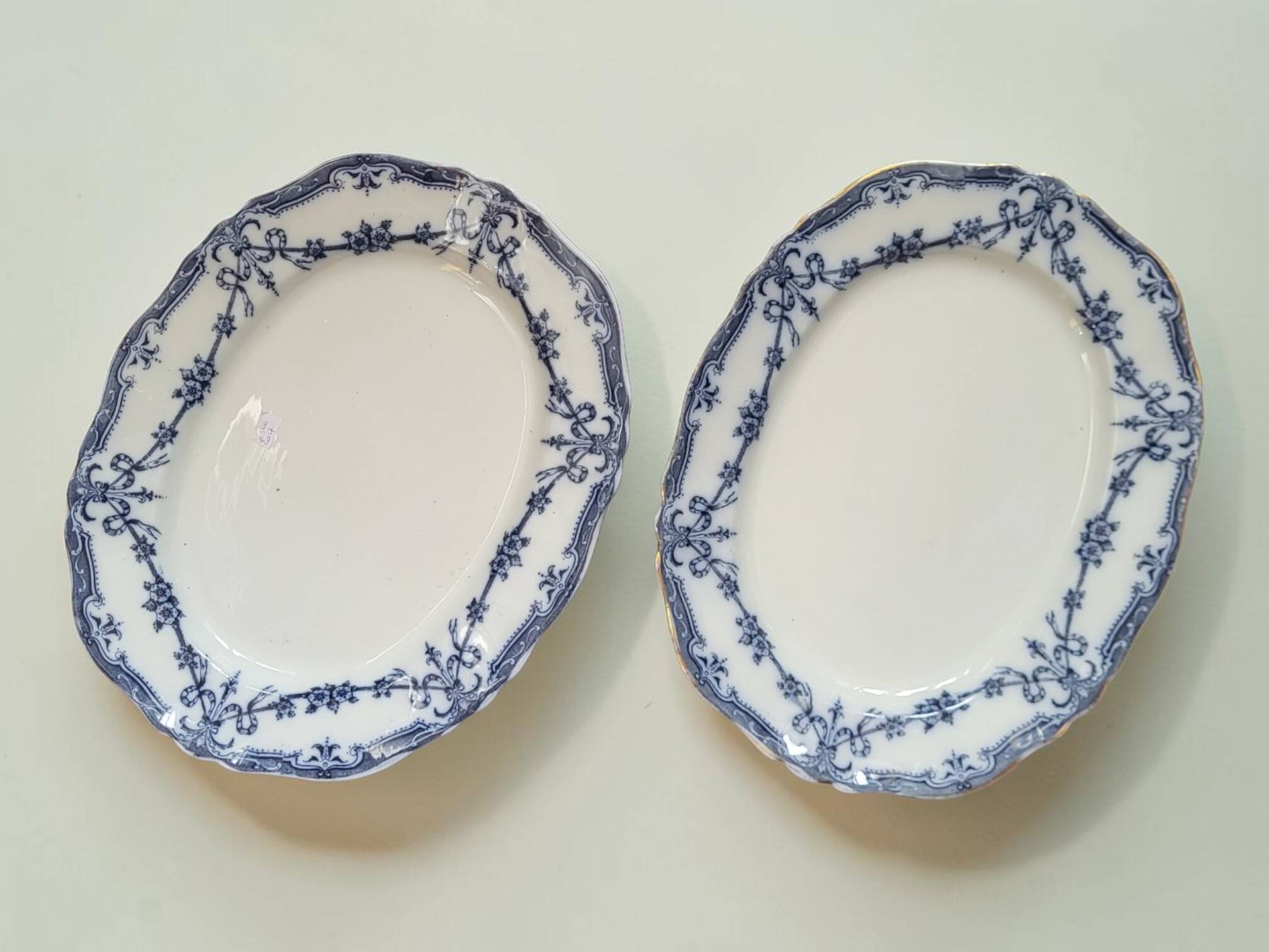2 plats "Alexis" en porcelaine Adderleys
