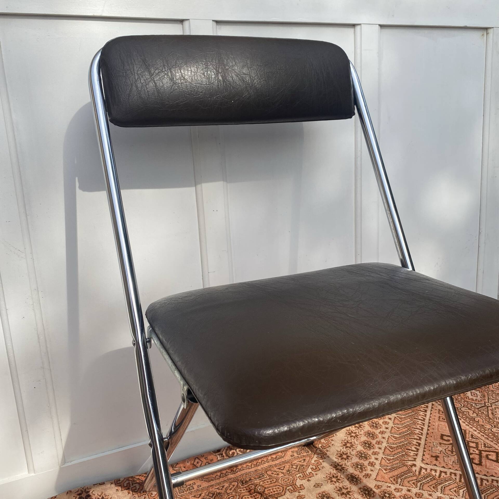 Chaise pliante en Skaï et chrome , années 70