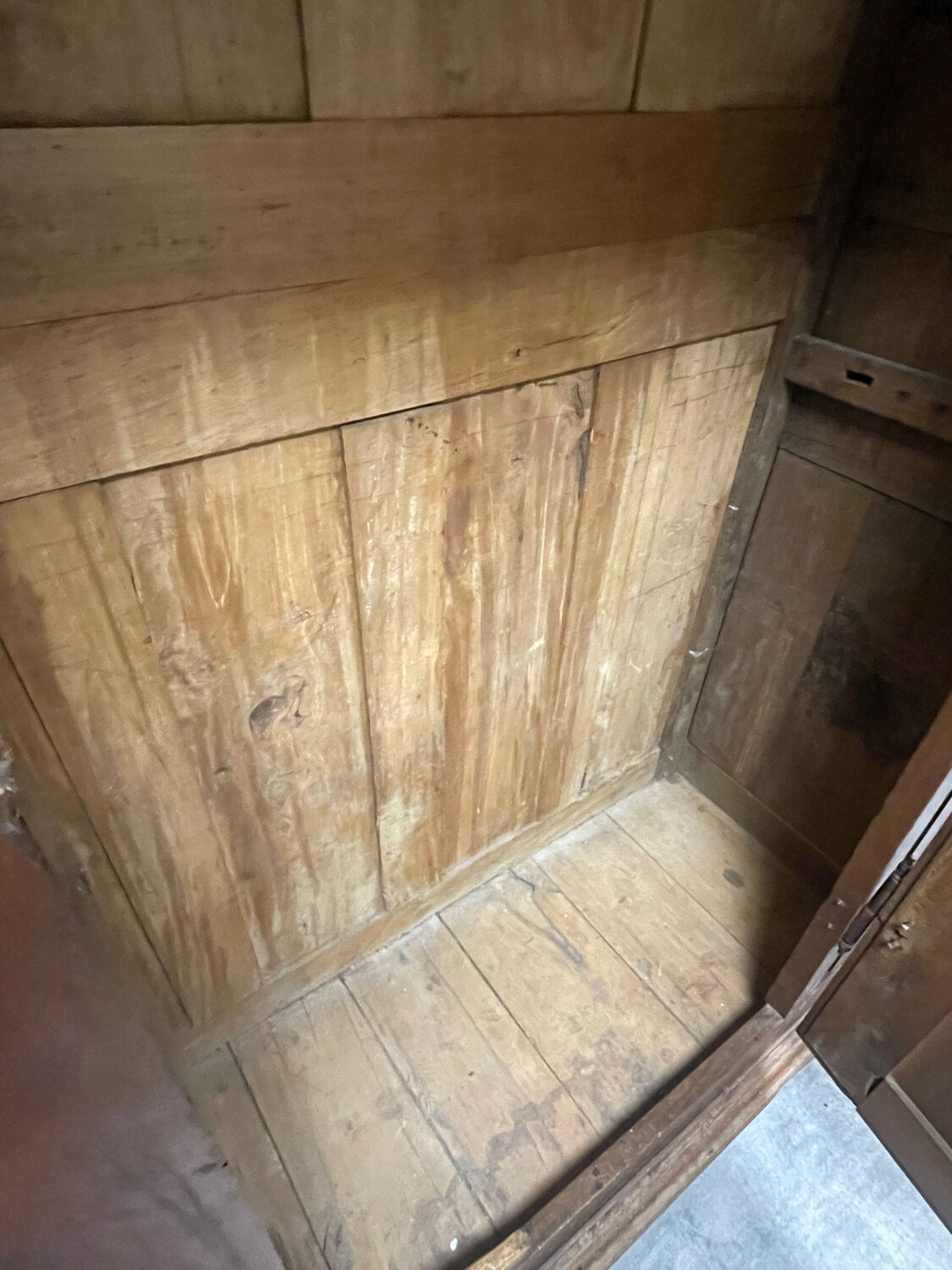 Armoire penderie d’époque en chêne massif