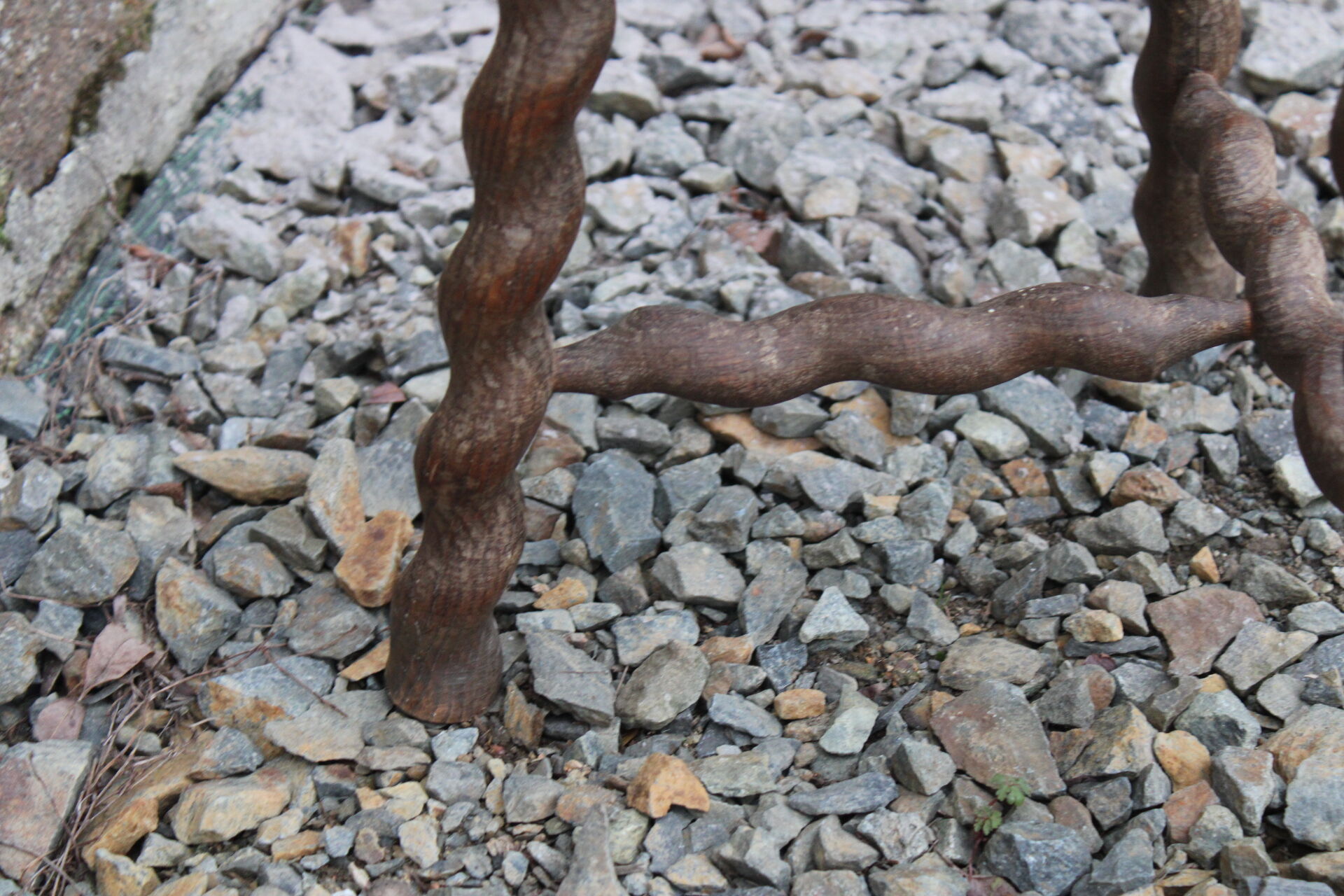Tripod stool wavy feet