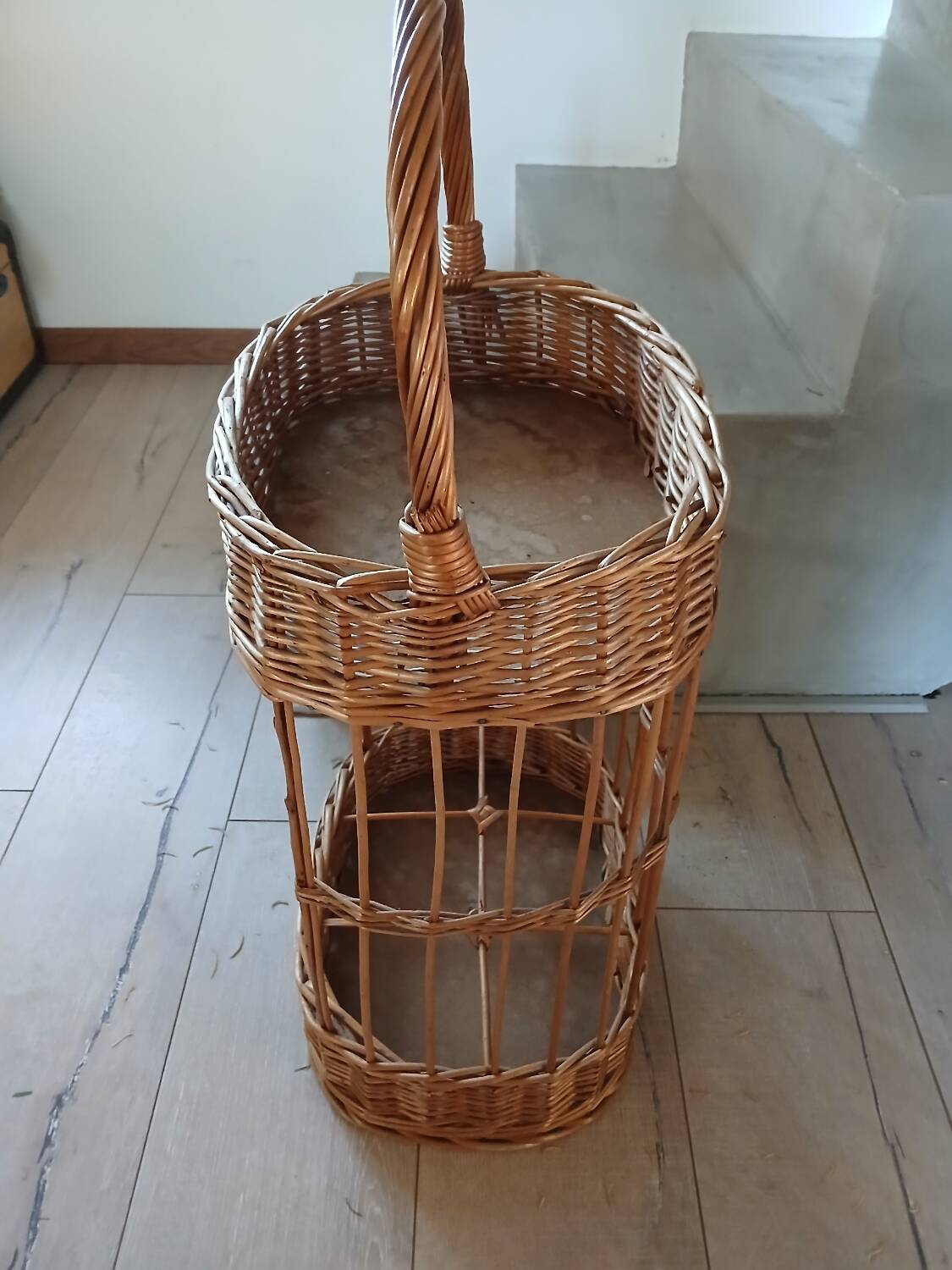 Panier porte bouteilles ancien en rotin