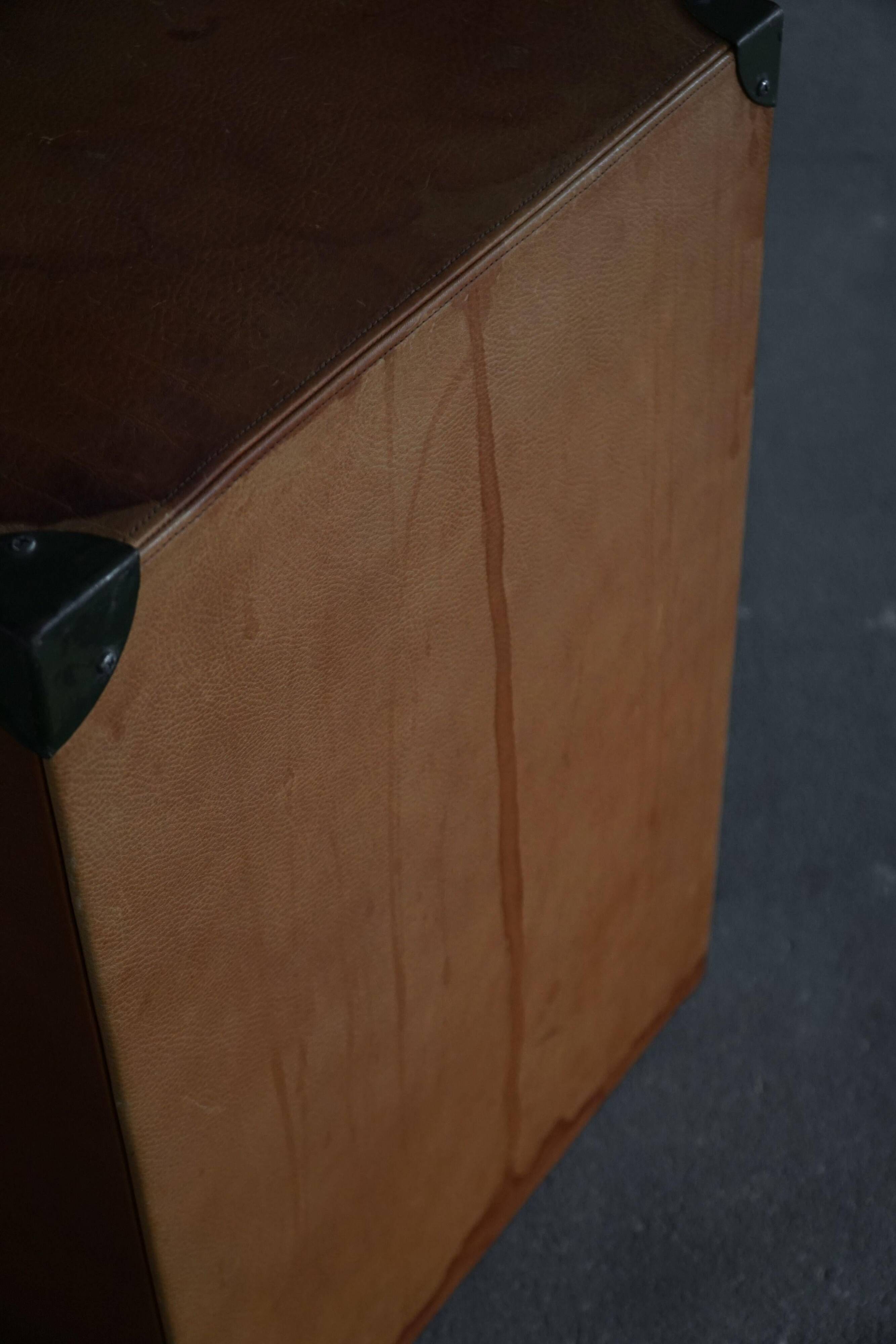 Vintage military-style trunk in leather and wood, late 20th century.