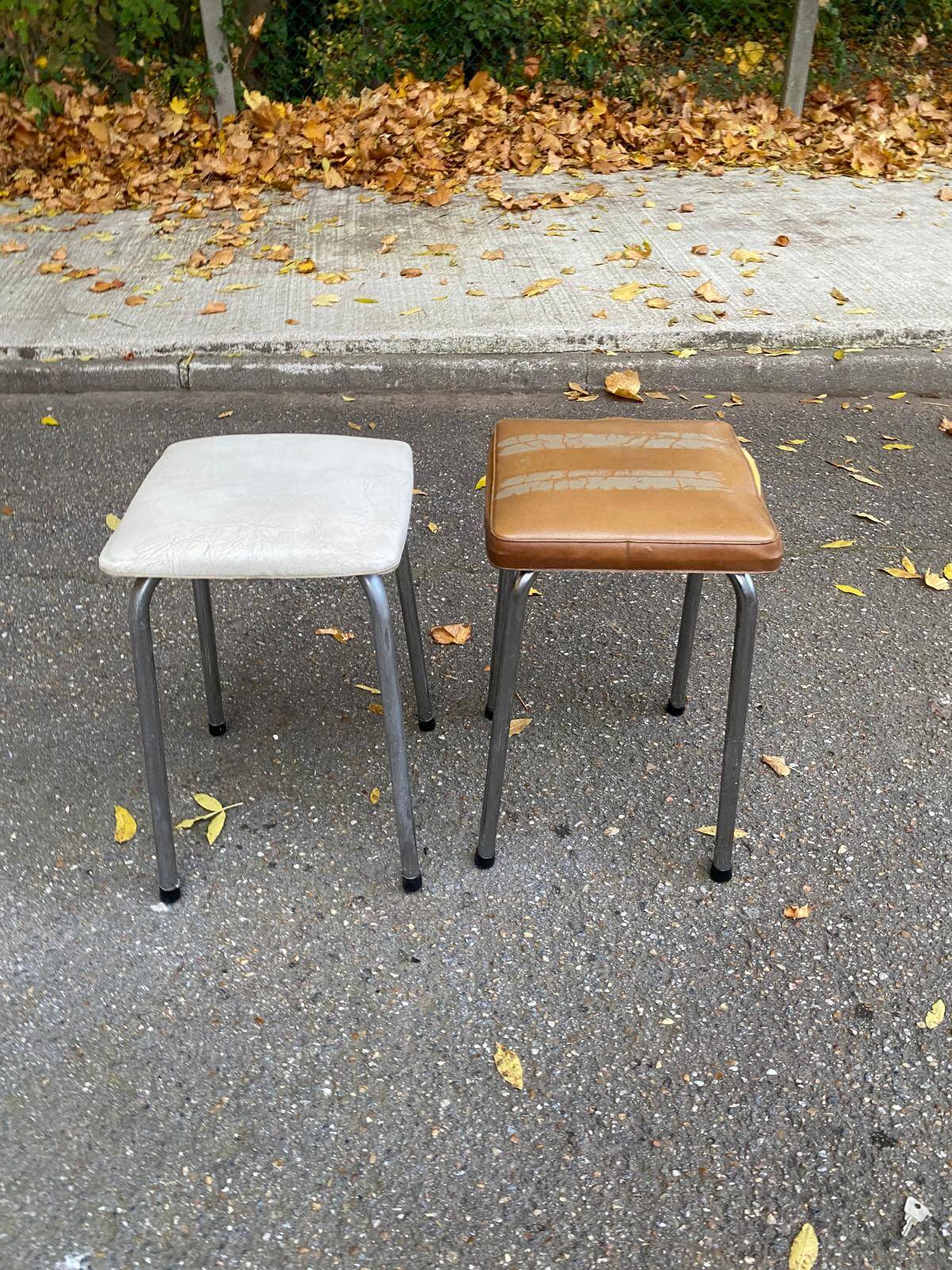 2 tabourets acier et cuir blanc et marron