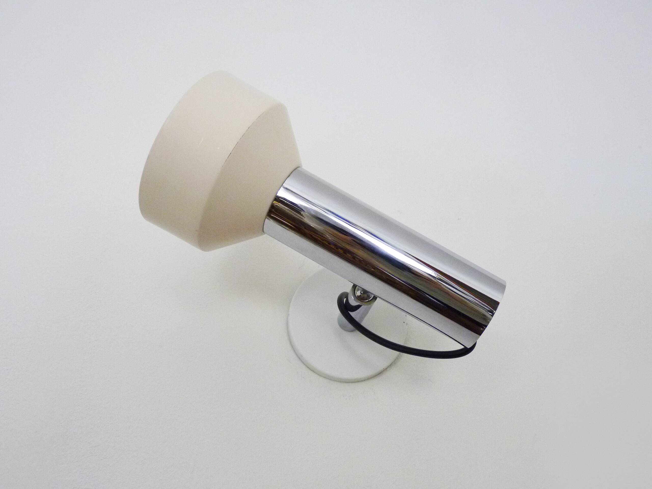 Adjustable wall spotlight in chrome-plated and white lacquered metal. 1970s