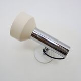 Applique murale spot orientable en métal chromé et laqué blanc. Année 70