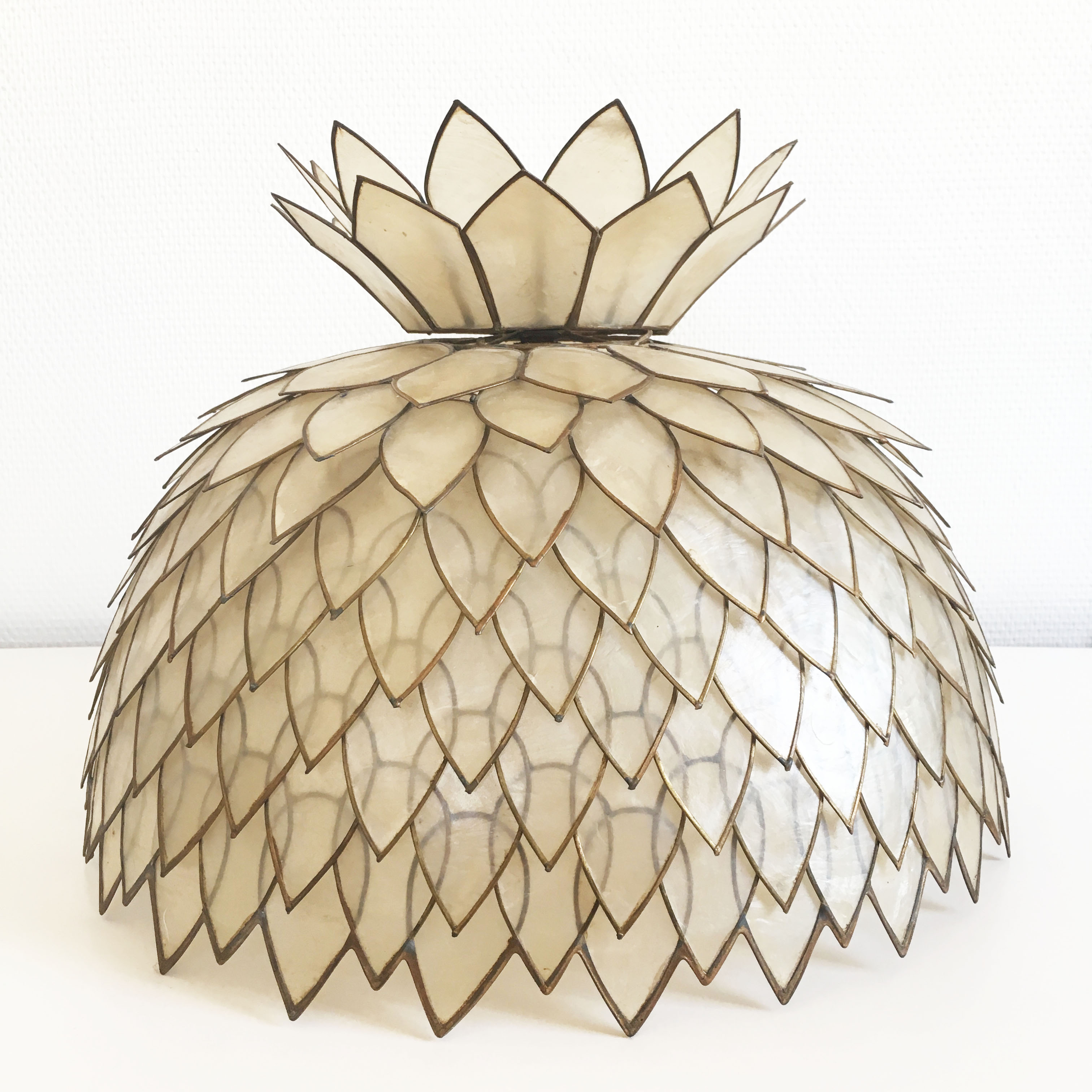 Petal hanging of mother-of-Pearl and brass