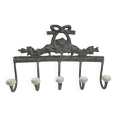 Patére murale en métal patiné et porcelaine