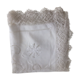 Nappe ancienne avec broderies et dentelles faits main