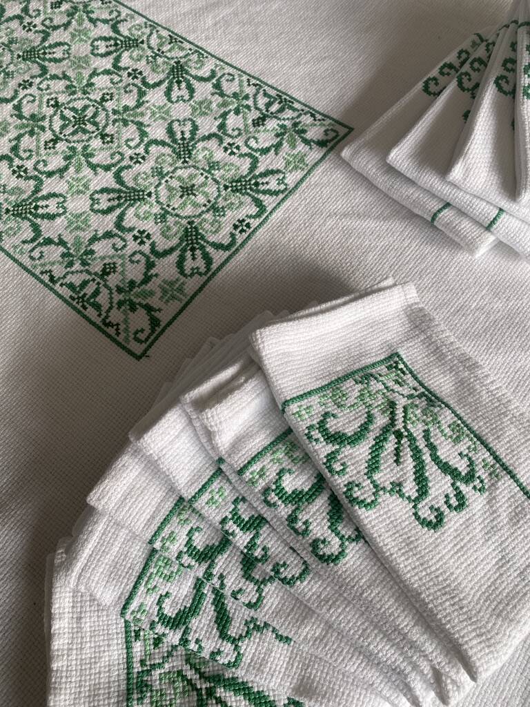 Large tablecloth and its 10 old napkins embroidered with cross stitch - 210x120 - cotton
