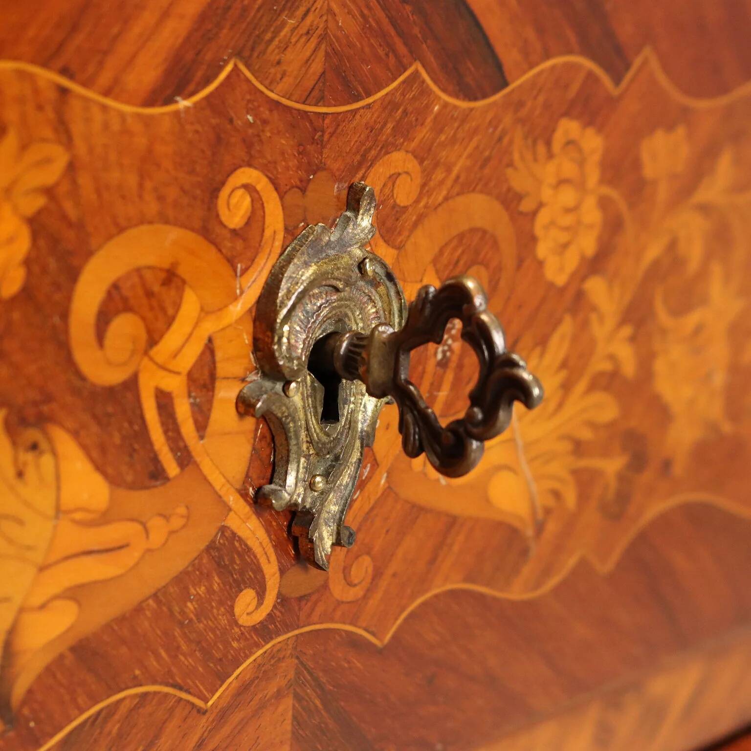 Antique Napoleon III cabinet in violet wood, 19th century.