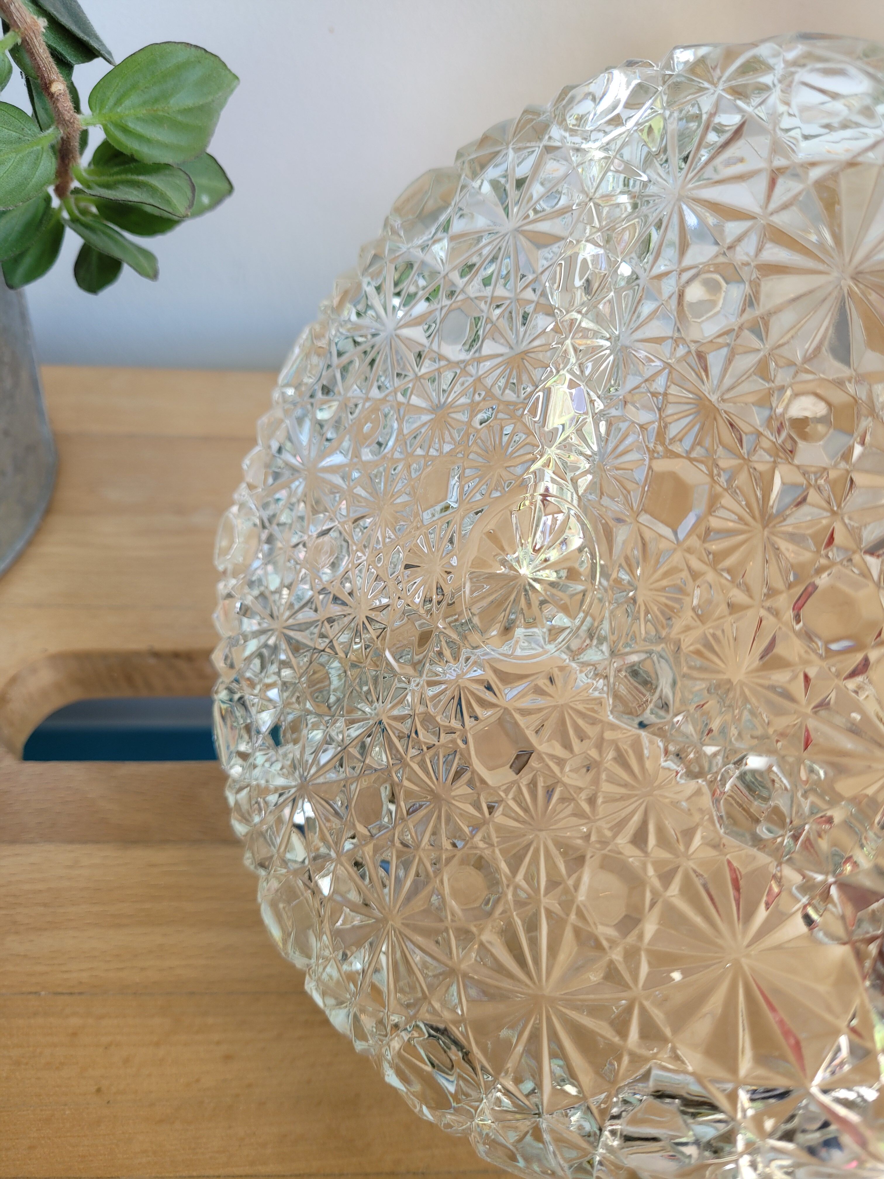 Service tray / servant in chiseled glass