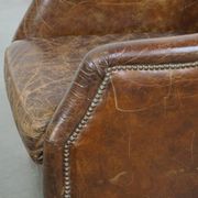 Fauteuil en cuir de vachette grainé au design intemporel