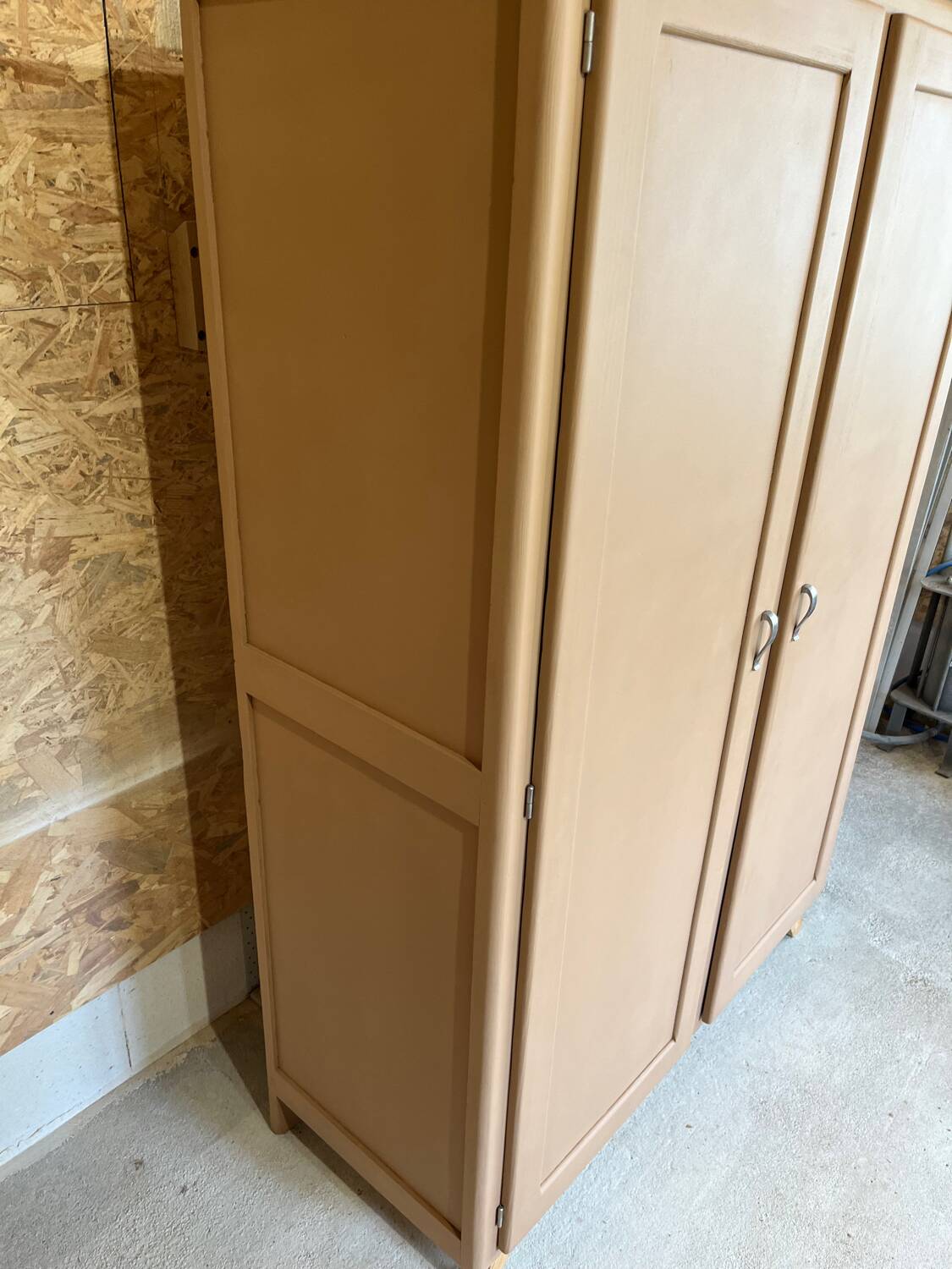 Parisian wardrobe with compass feet