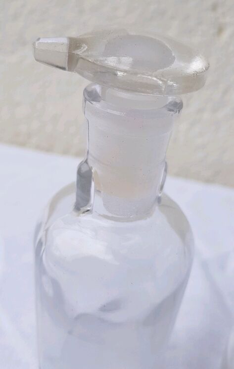 6 glass vials with glass plugs