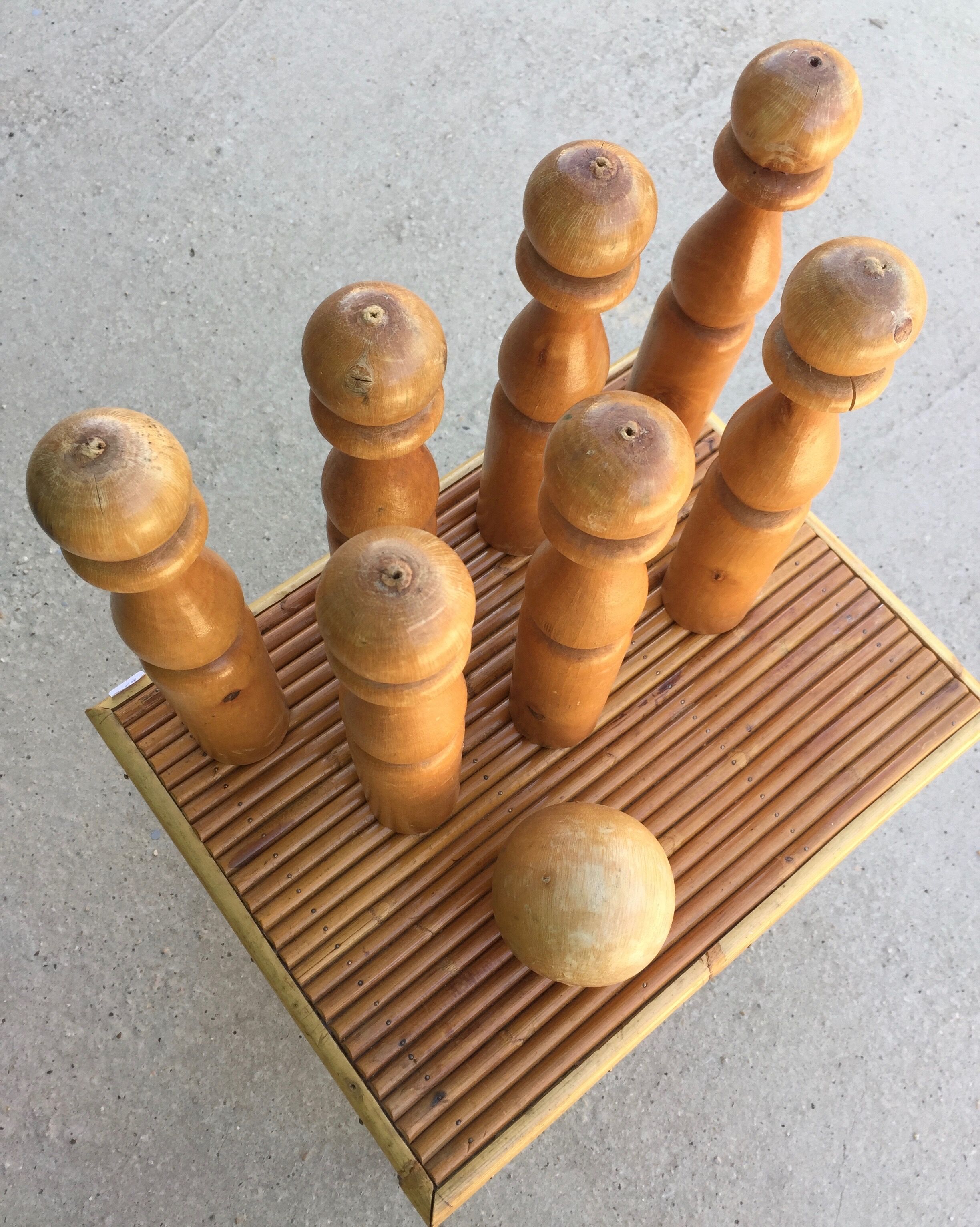 Jeu de 7 quilles en bois avec boule