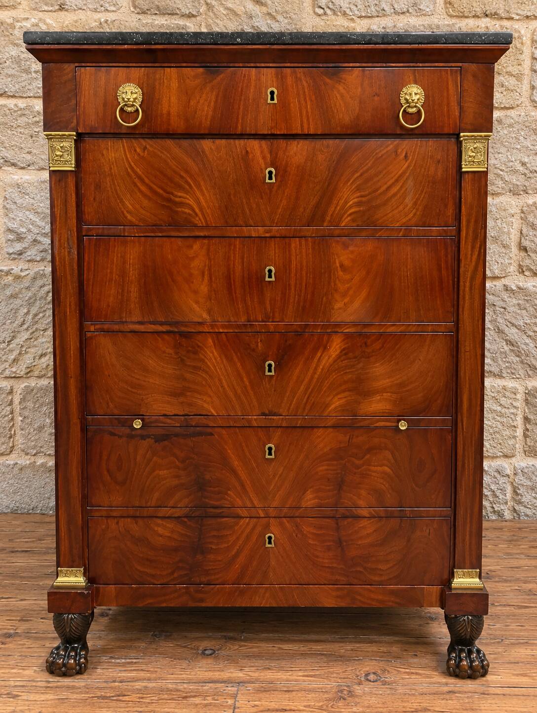 Mahogany chest of drawers – Empire / Restoration period – Black marble and bronze