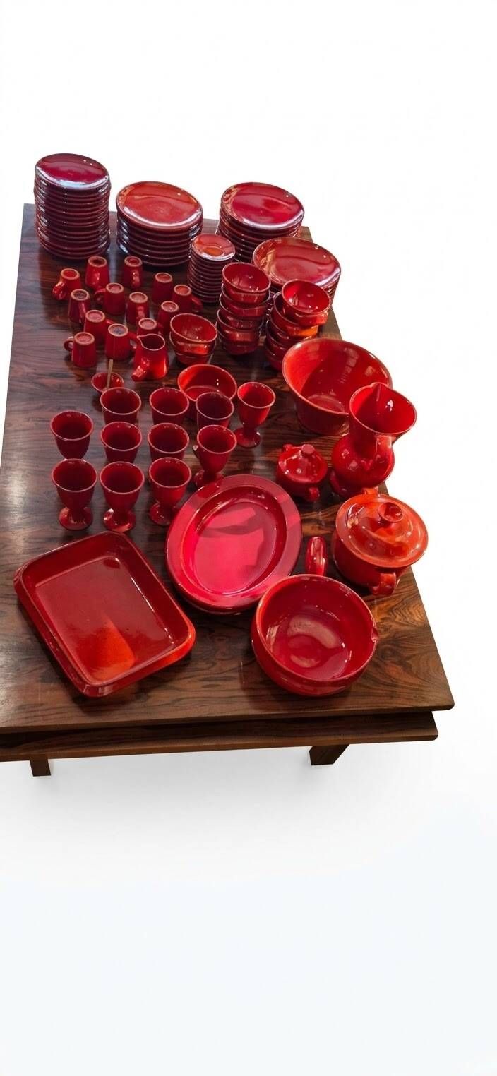Exceptionnel service de table rouge signé Robert Picault vers 1955.