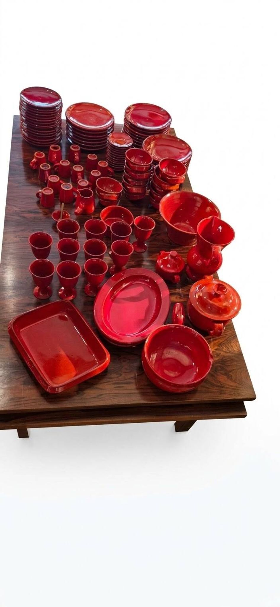 Exceptionnel service de table rouge signé Robert Picault vers 1955.