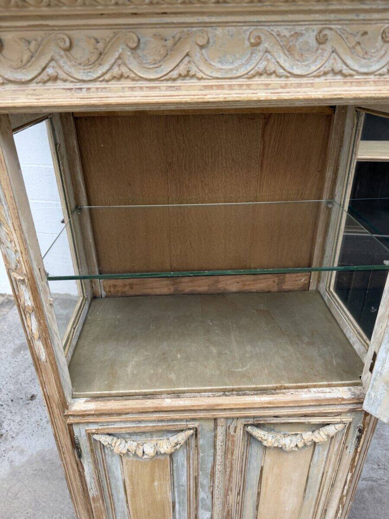 Louis XVI display cabinet from the early 20th century.