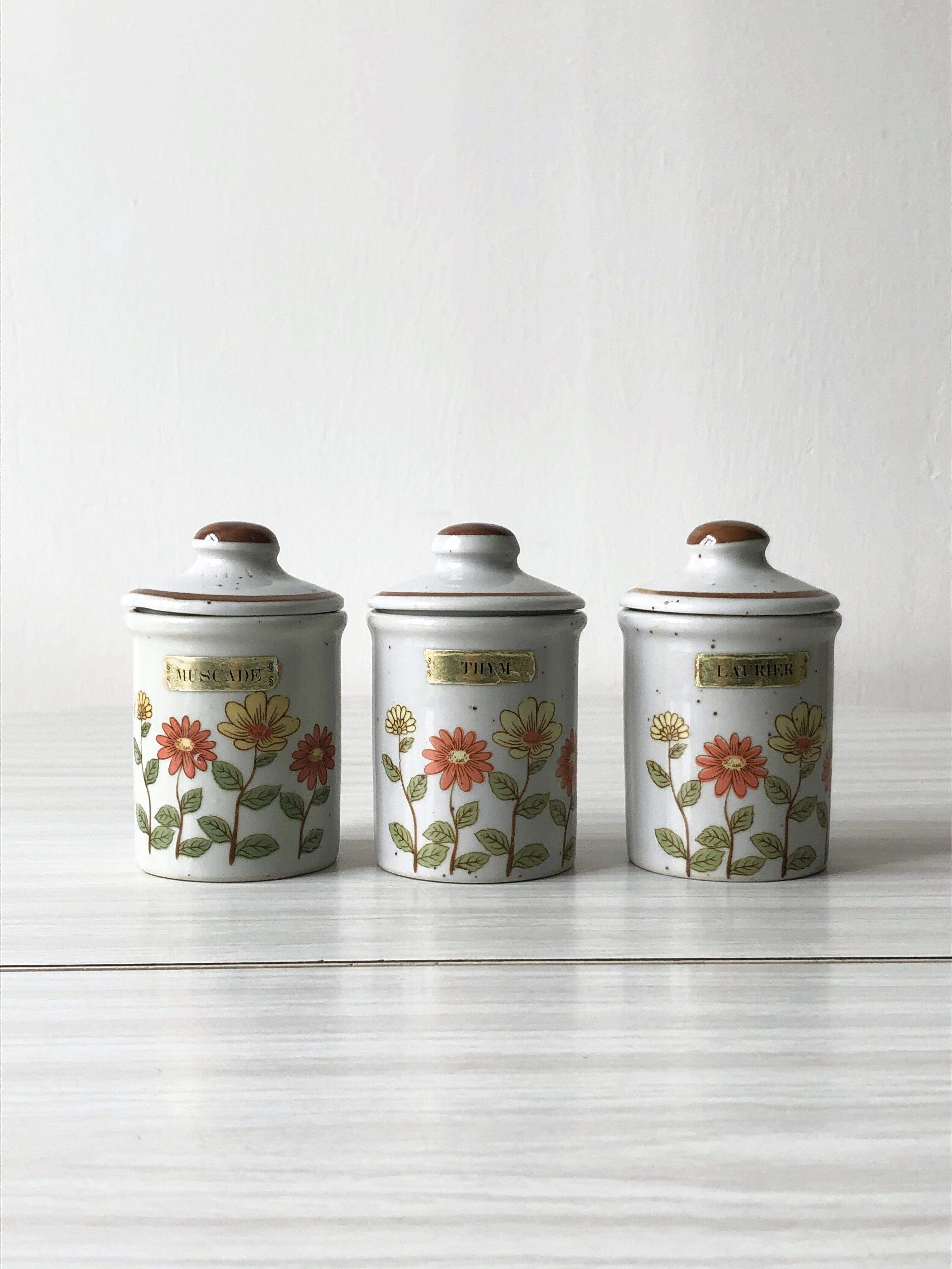 Set of 3 speckled ceramic spice jars with lids - In very good condition