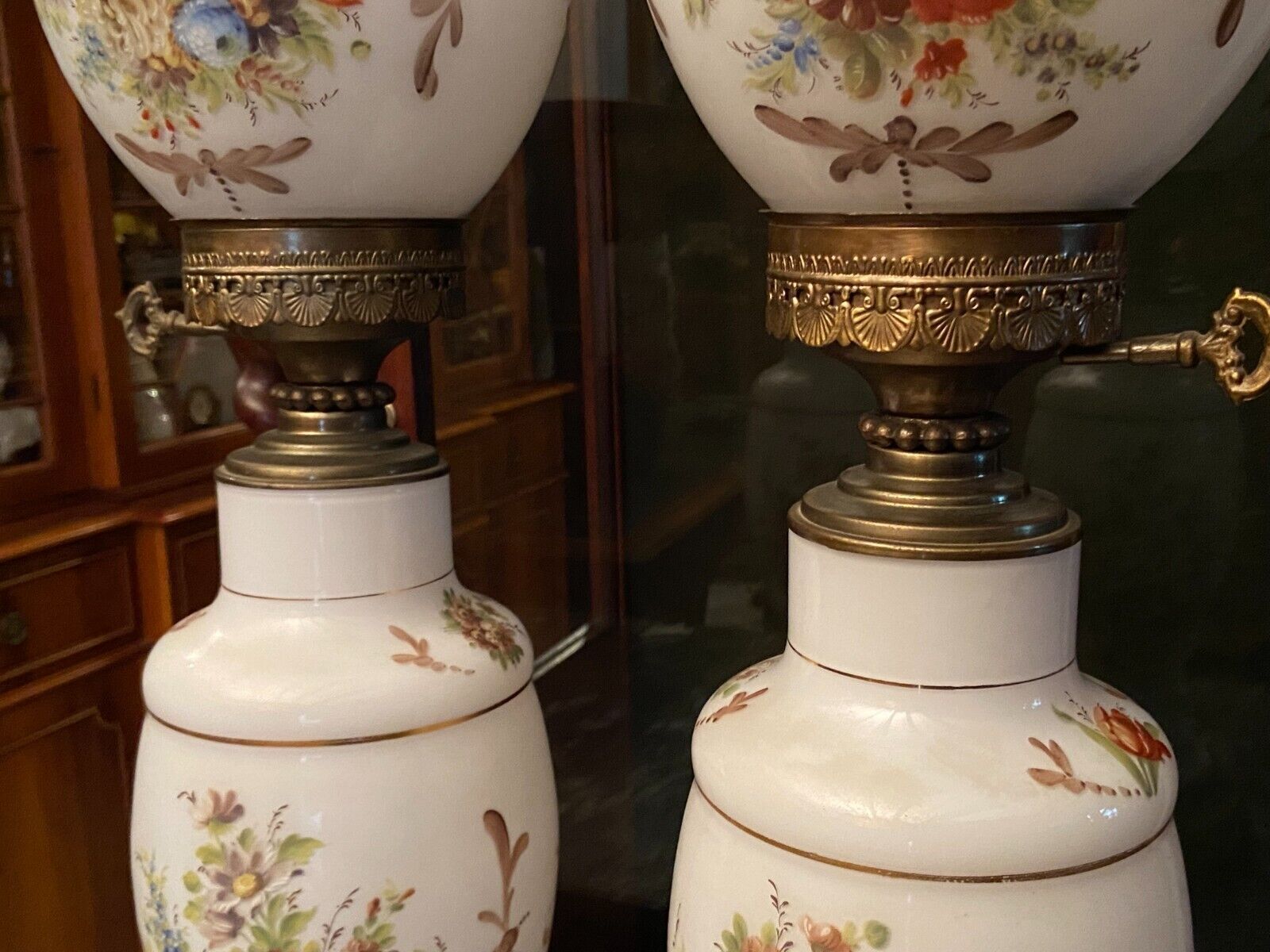 Paire de lampes en opaline blanche à décor floral